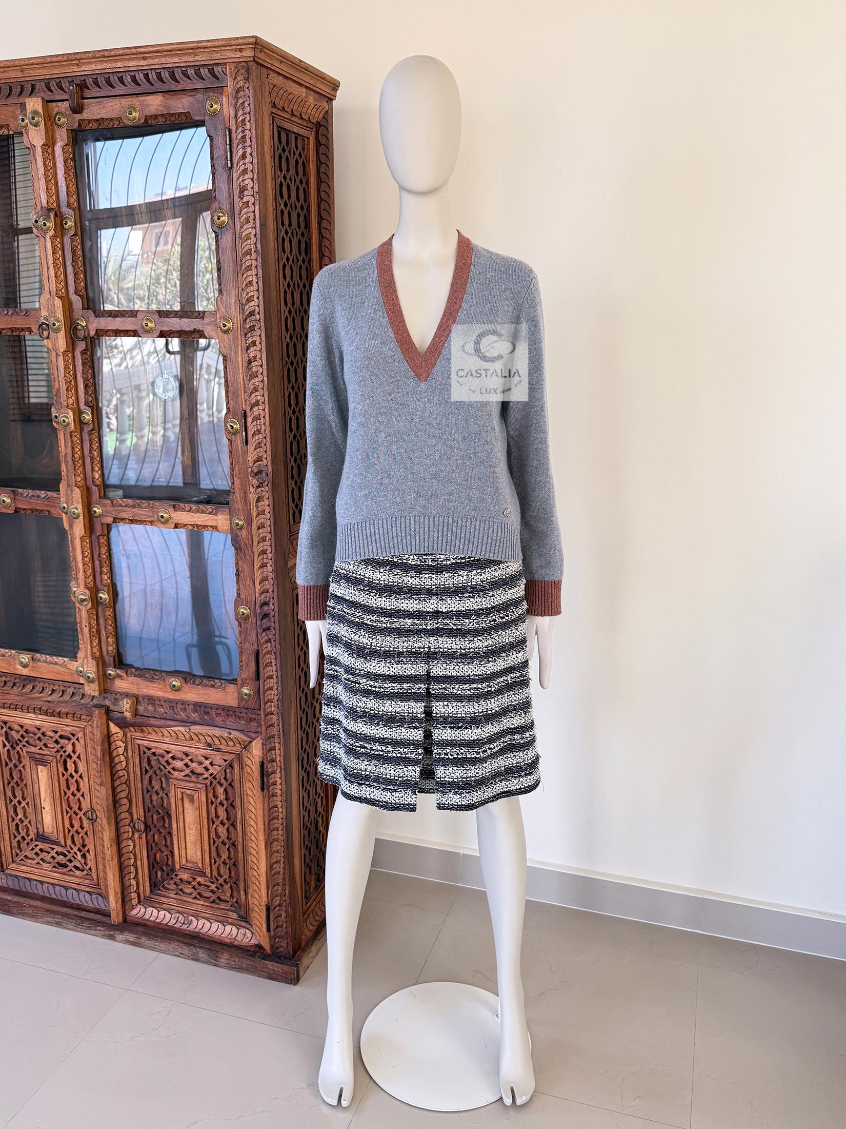 CHANEL New Paris / Rome Gris Runway Grey Jumper 36 FR en vente 6