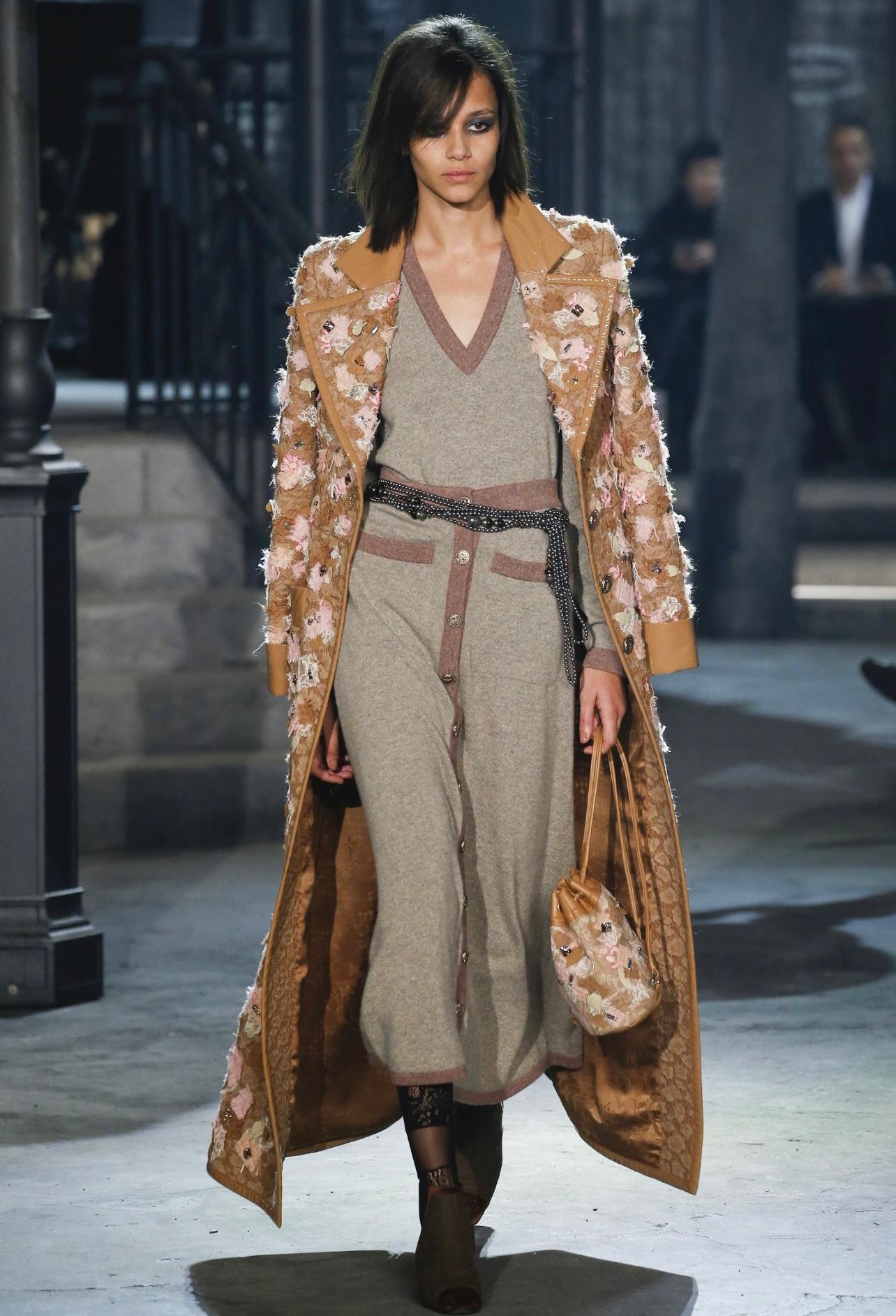 CHANEL Grauer Kaschmir-Pullover mit CC Jewell-Charme
- Paris in ROME Laufsteg-Relikt, 2016 Métiers d'Art von Karl Lagerfeld

~ Dies ist nicht nur ein Strickstück, sondern ein Fragment der Chanel Cinematic Couture
 - ein tragbares Artefakt, in dem