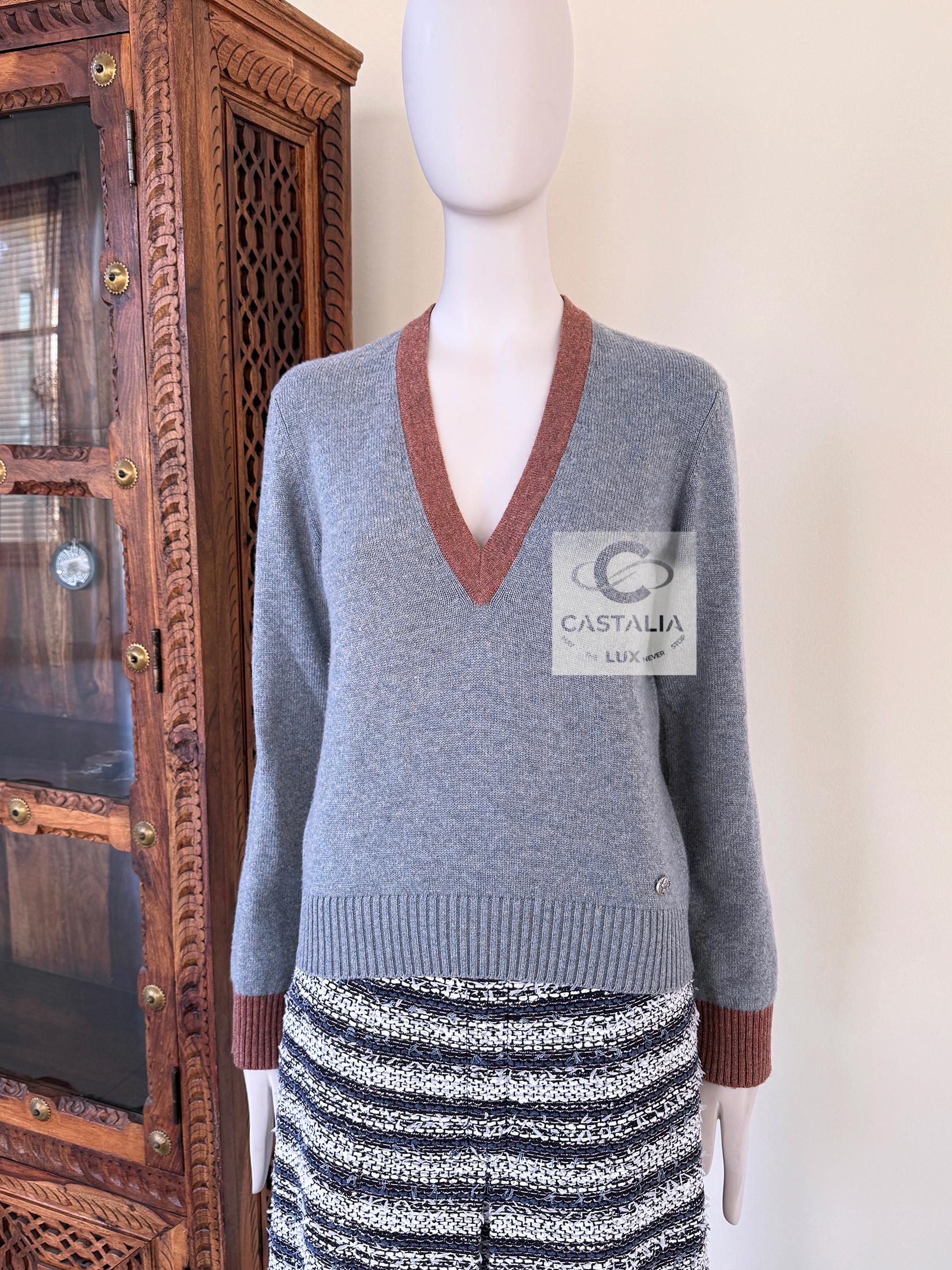 CHANEL New Paris / Rom Grau Runway Grau Pullover 36 FR für Damen oder Herren im Angebot