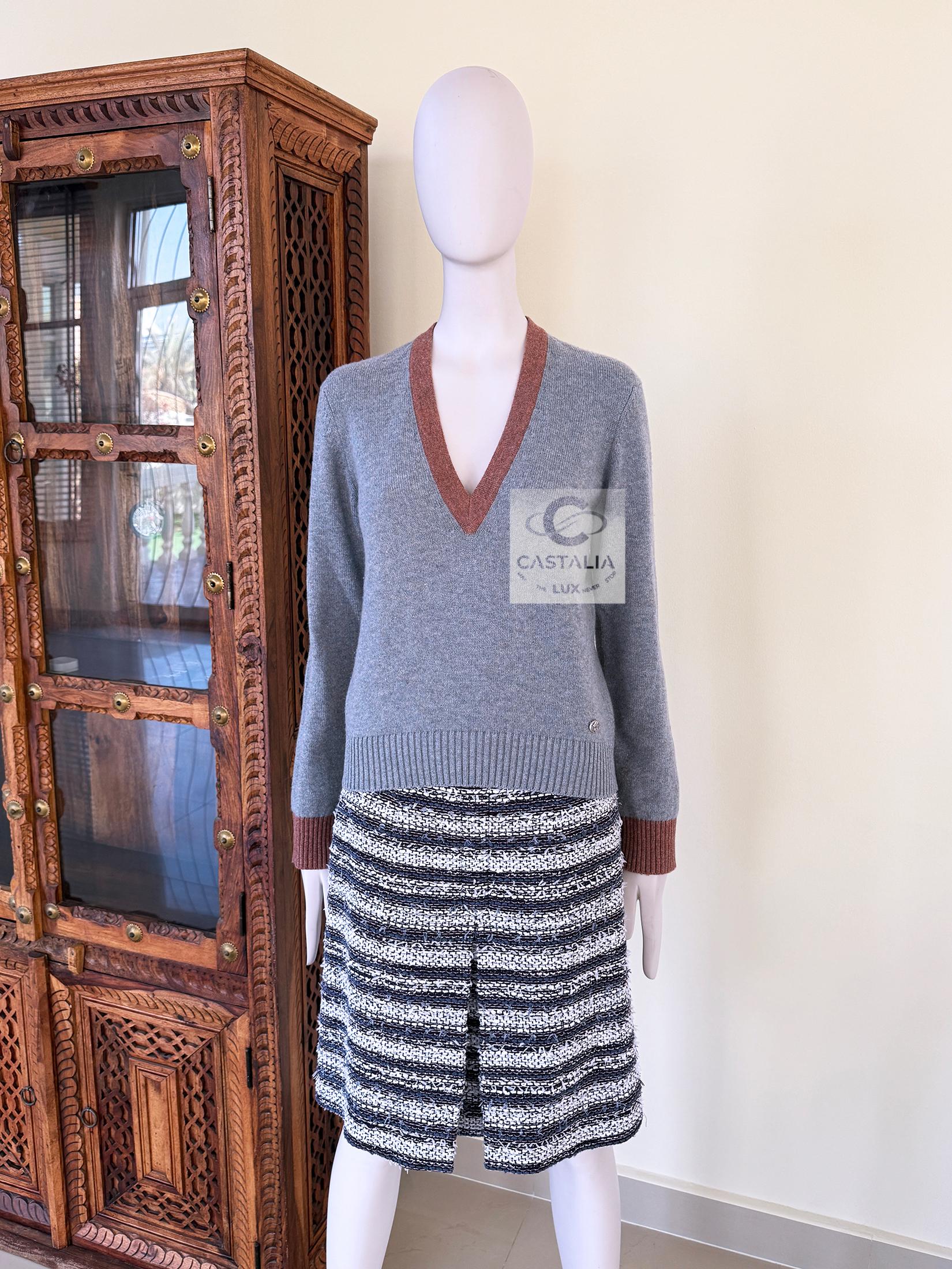 CHANEL New Paris / Rome Gris Runway Grey Jumper 36 FR en vente 3