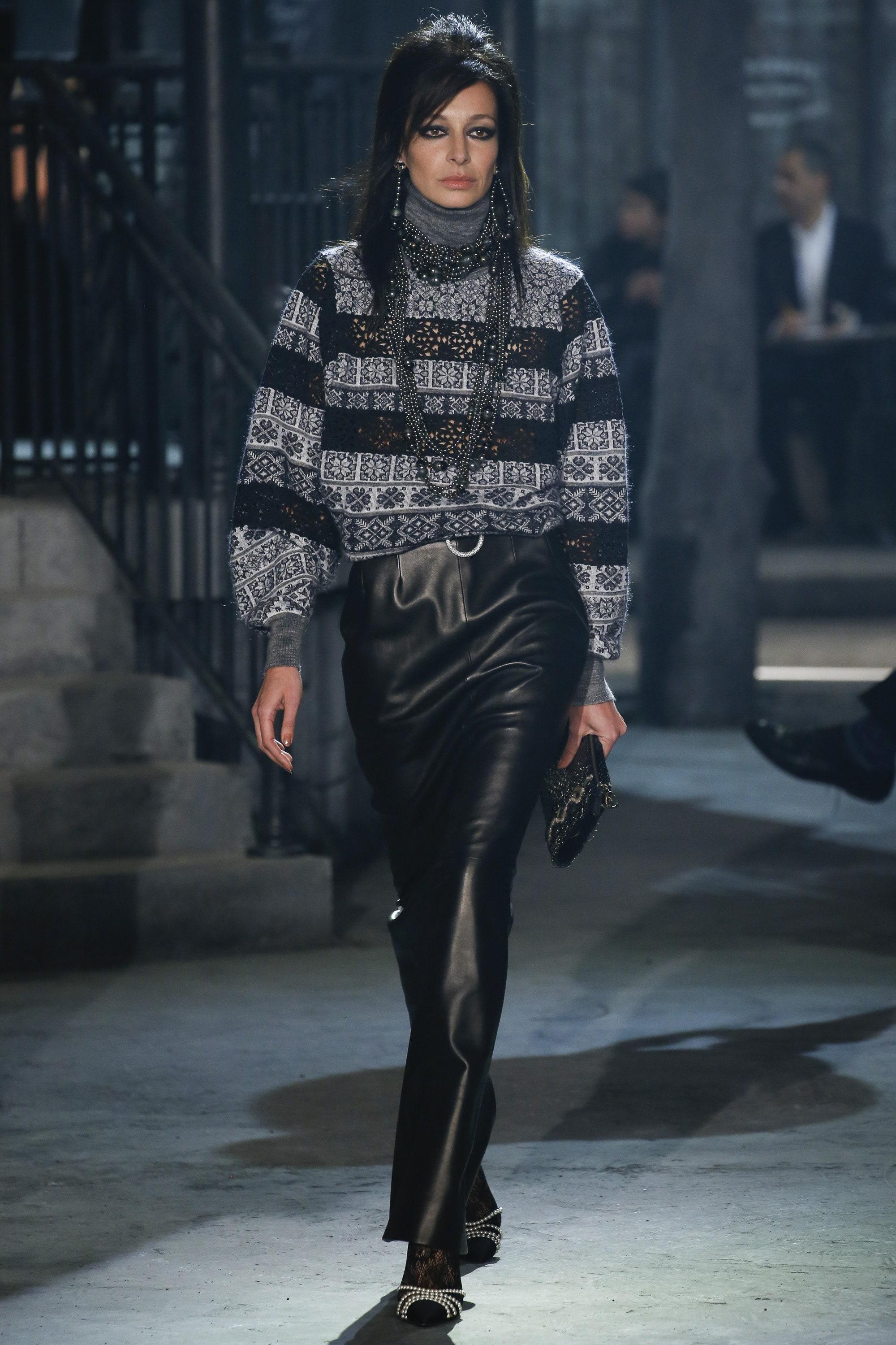 Exquisite and sublime Chanel jumper with lace embroidery decor ~ from Runway of Paris / ROME Collection by Karl Lagerfeld
- CC logo charm with Roman profile at waist
- luxurious composition: mohair, cashmere, silk
Size mark 34 FR / Condition: never