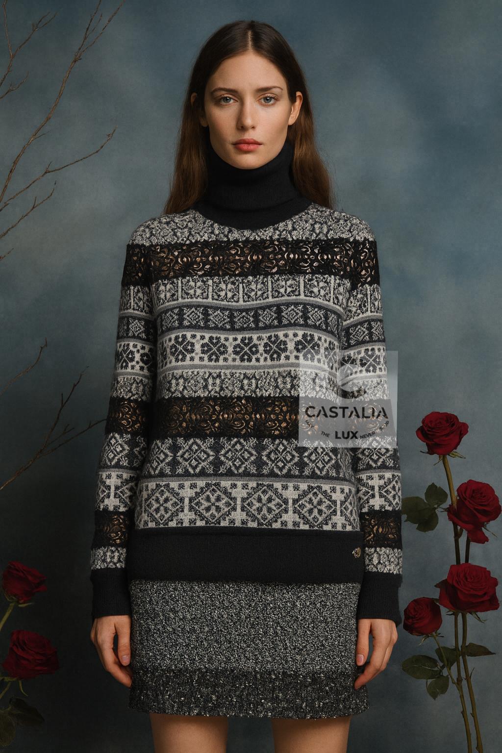 CHANEL Schwarzer Rollkragenpullover mit Spitzeneinsätzen - - Paris in ROME Runway Métiers d'Art 2016
 Boutique-Wert: 3.880 $
Ein wahres Sammlerstück für den Kenner, das Luxus, Geschichte und poetische Resonanz in sich vereint. Ein Mantel aus dem