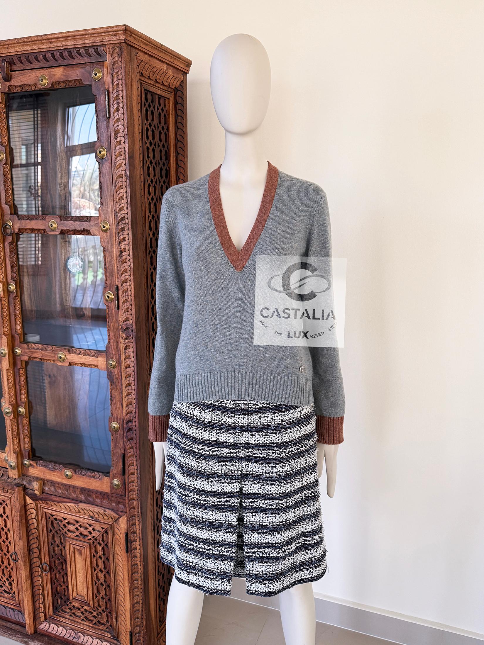 Women's or Men's Chanel New Paris / Rome Runway Grey Cashmere Jumper 36 FR For Sale
