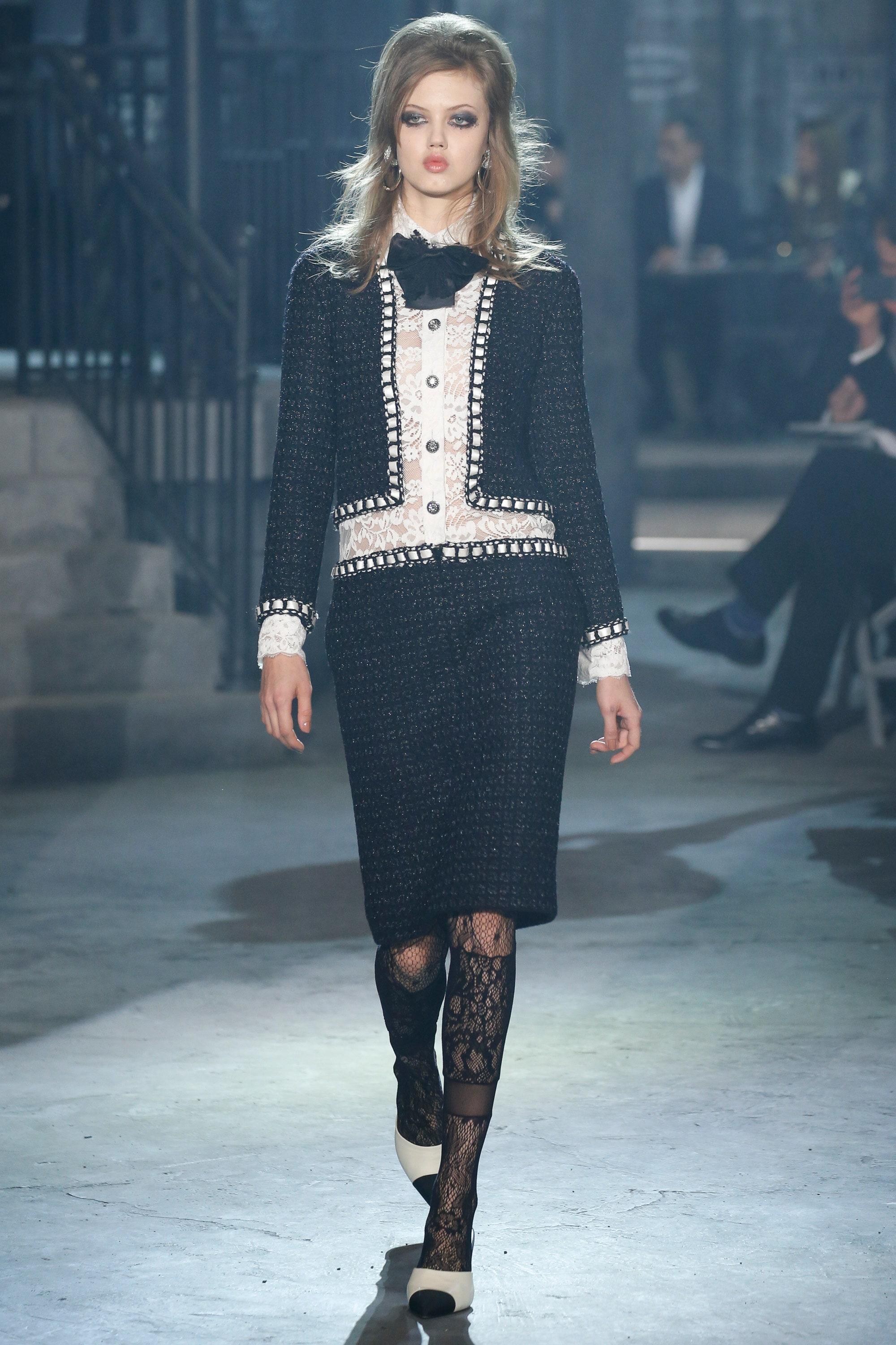 Favoloso abito Chanel in tweed grigio acciaio/blu di Parigi della Collection'S ROME di Karl Lagerfeld
Taglia 34 FR. Mai indossato.
- Pulsanti del profilo con logo CC 
