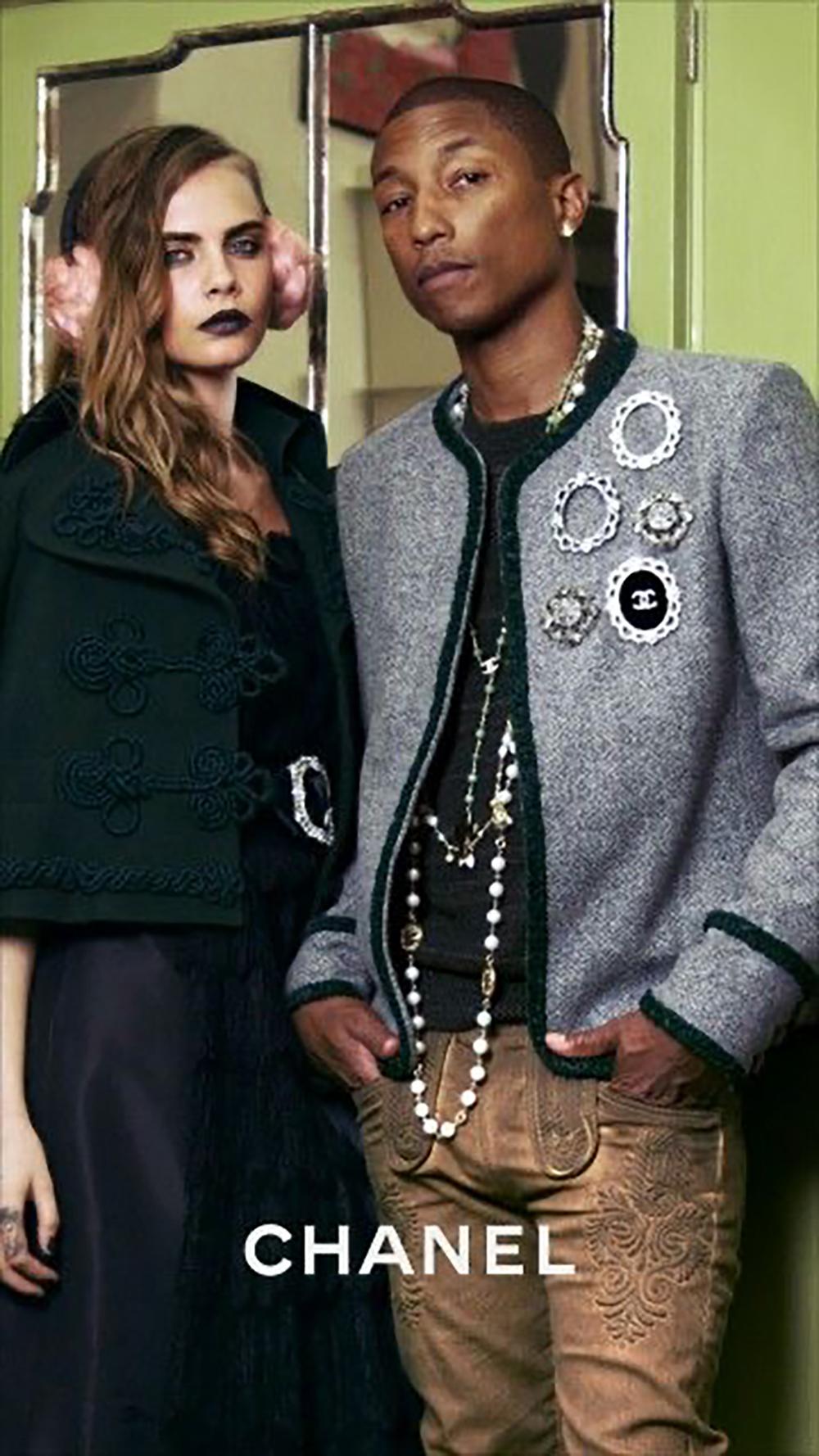 Chanel - Short en denim marron avec boutons en forme d'aigle

Paris-Salzbourg 2015 Collection Métiers d'Art par Karl Lagerfeld

 ~ Une pièce d'apparat qui allie le charme alpin à l'allure moderne de Chanel, idéale pour les collectionneurs, les