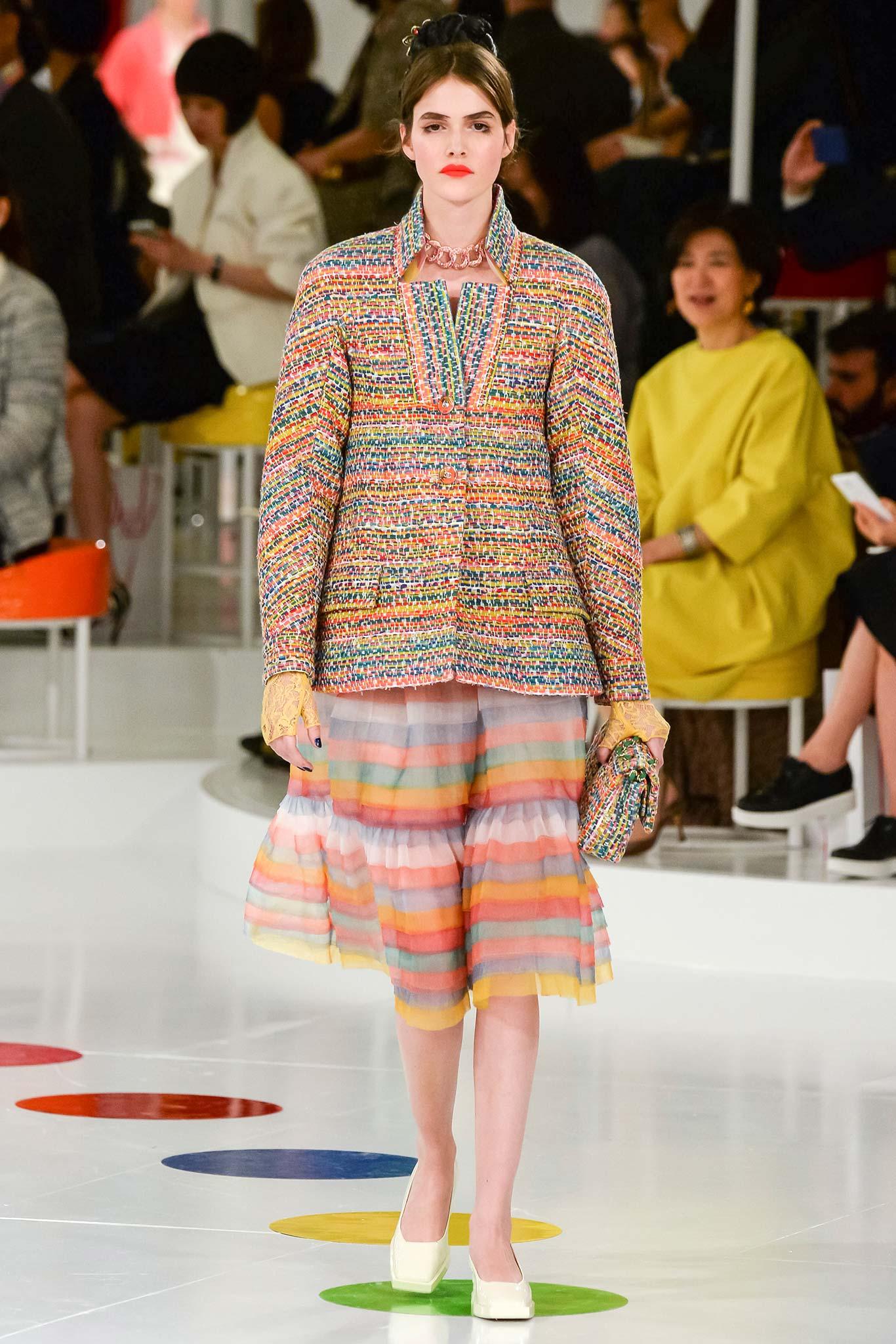 Absolut fabelhafte Chanel Jacke ~ aus edelstem Lesage Tweed ~ von Runway of Paris / SEOUL Cruise Collection
- CC-Logo-Knöpfe auf der Vorderseite, Manschetten und Schulterklappen
- kontrastierendes Seidenfutter, Kettenglieder am