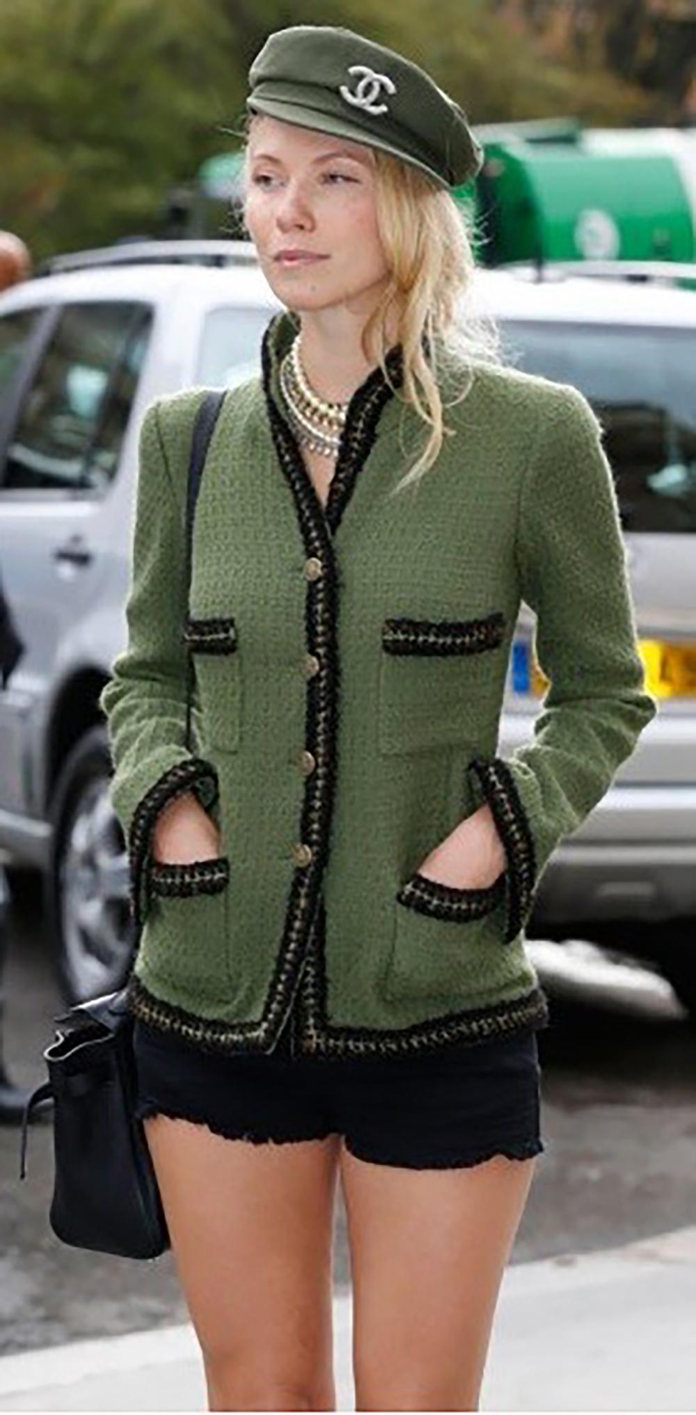 Femenino o masculino CHANEL París / Shanghai Chaqueta icónica de tweed negro 40 FR en venta