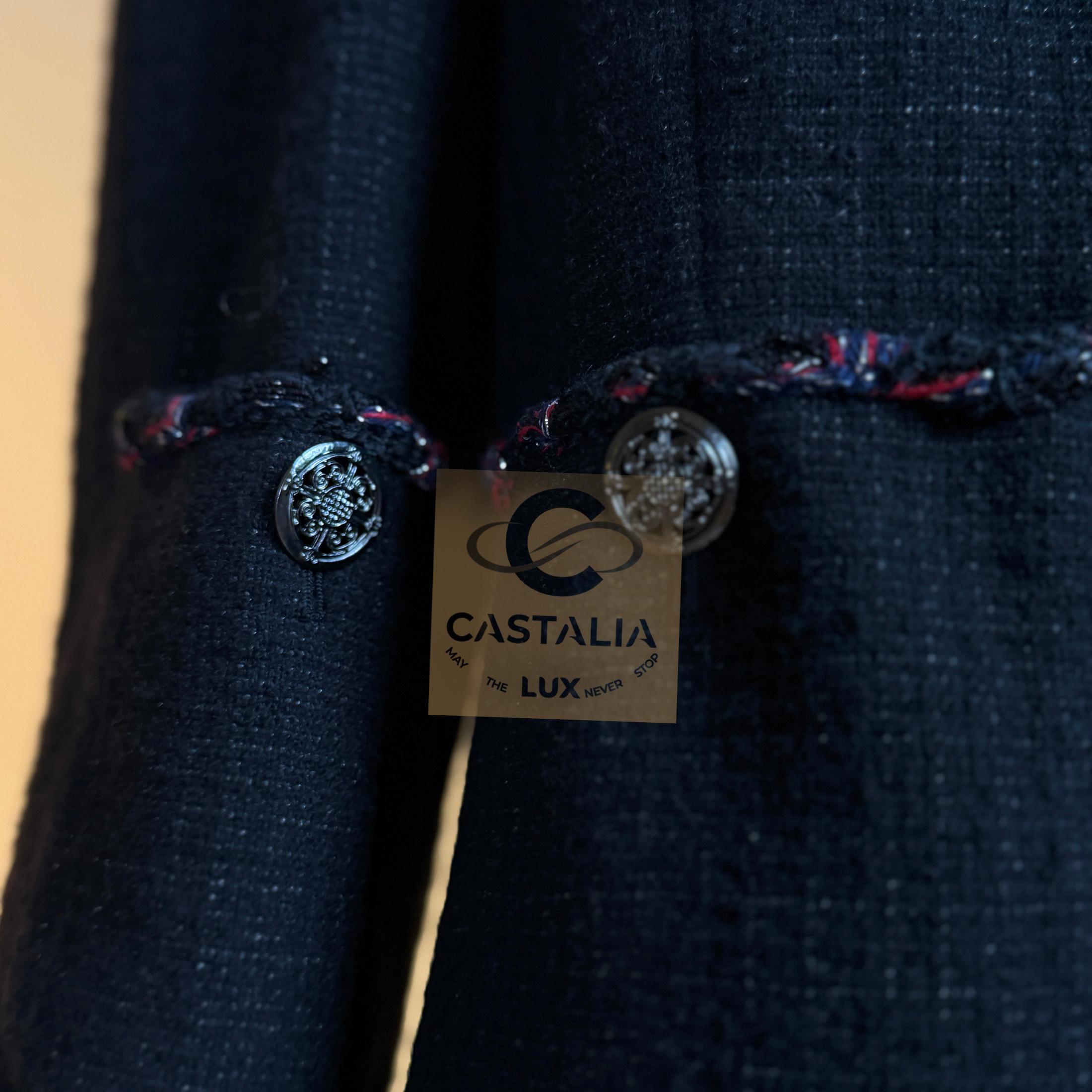 CHANEL New Paris / SHANGHAI Chaqueta intemporal de tweed negro 38 FR en venta 4