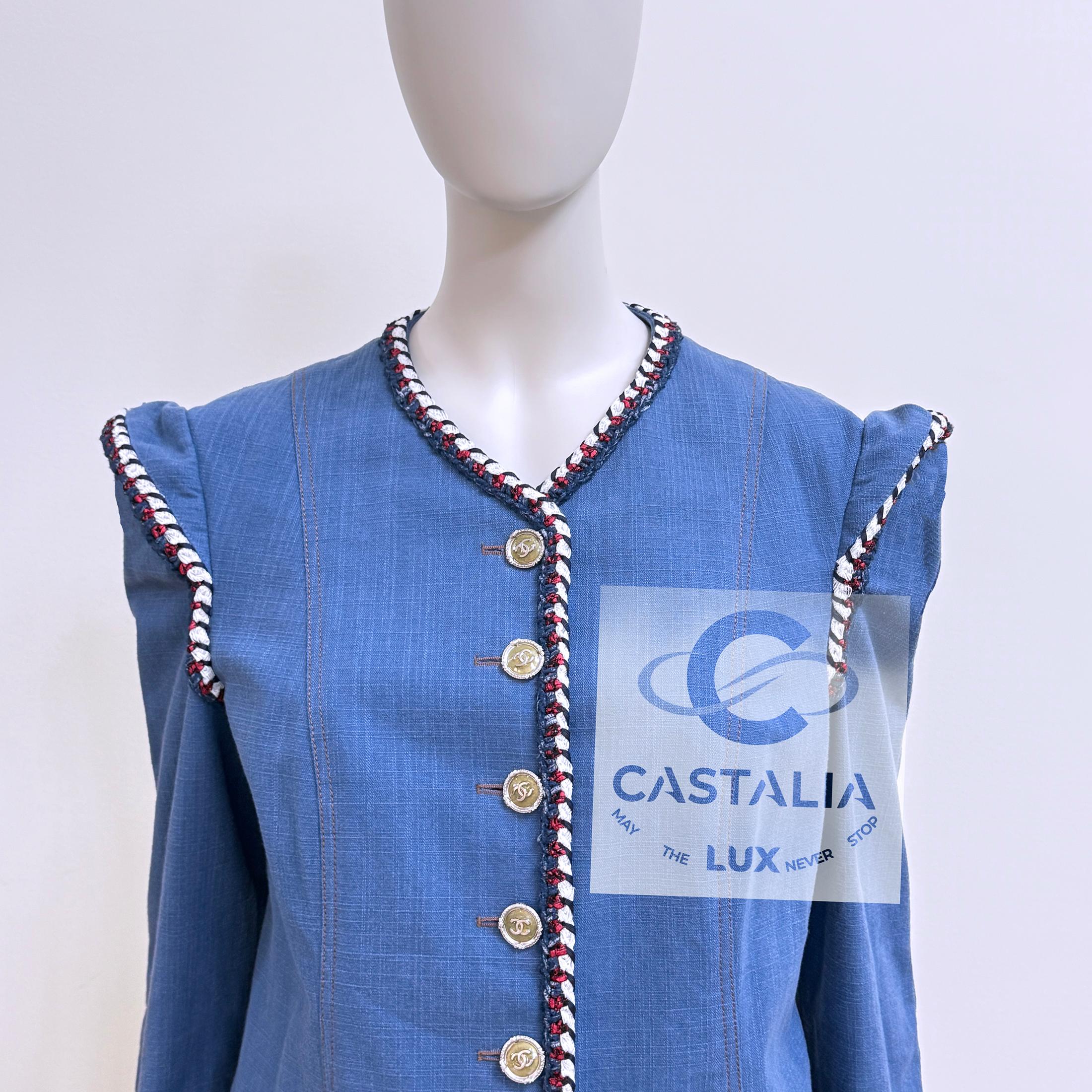 Chanel New Paris / Versailles Baroque Style Denim Jacket 42 FR In New Condition For Sale In Dubai, AE