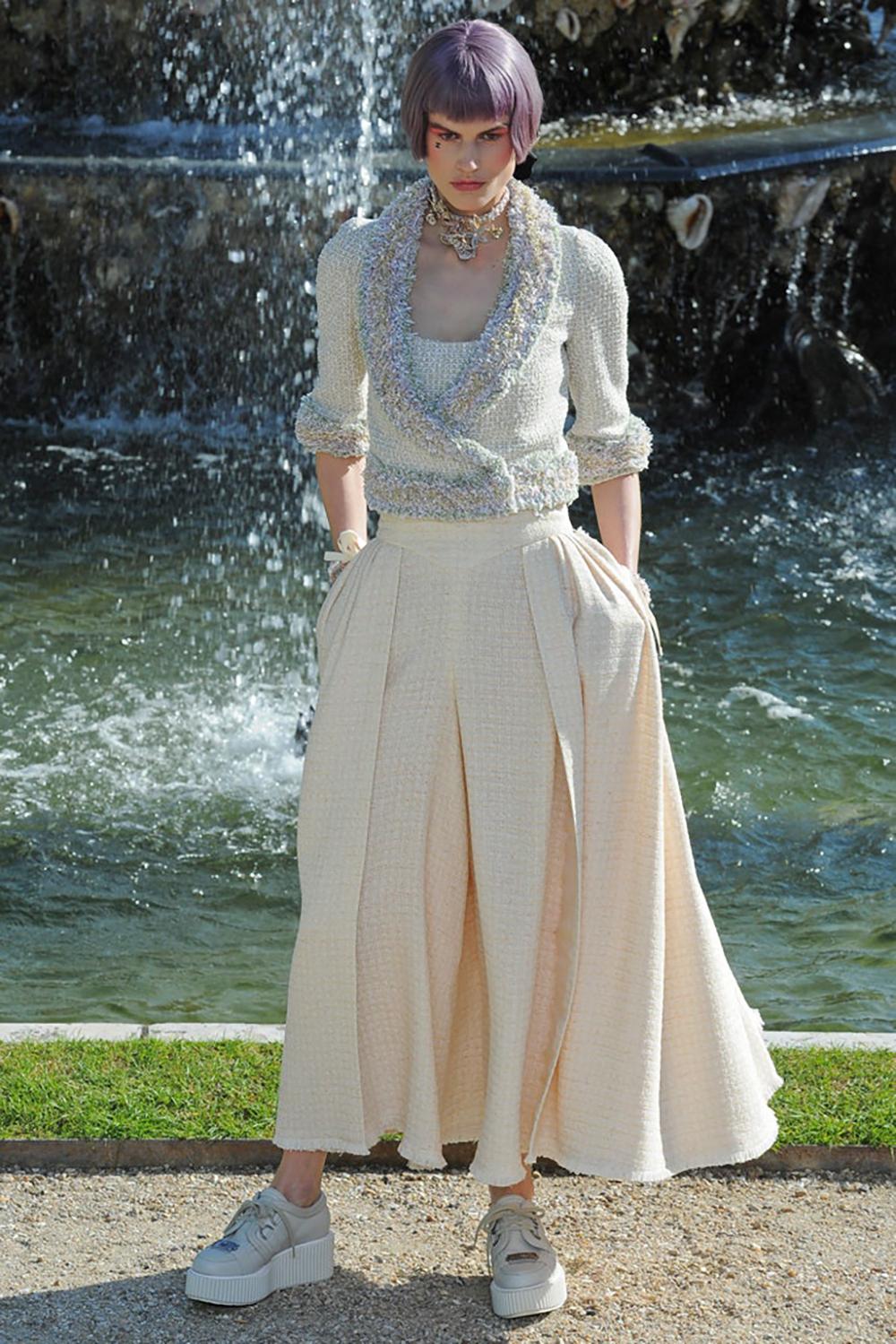 Absolutely stunning Chanel lesage tweed jacket and top ensemble : from Runway of Paris / VERSAILLES Collection
Size mark 40 FR for both pieces.
- CC logo jewel charm at both items
- tonal silk lining with camellias