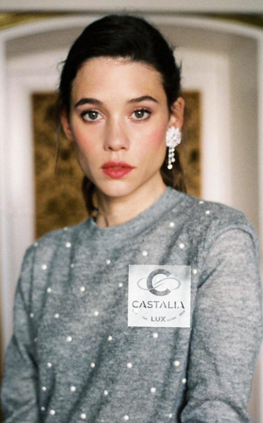 New charming Chanel grey jumper with pearl embellishment ~ an elegant & timeless piece ~ in unmistakably Chanel style!
- CC log pearl trim charm at waist
Size mark 34 FR / Condition: never worn