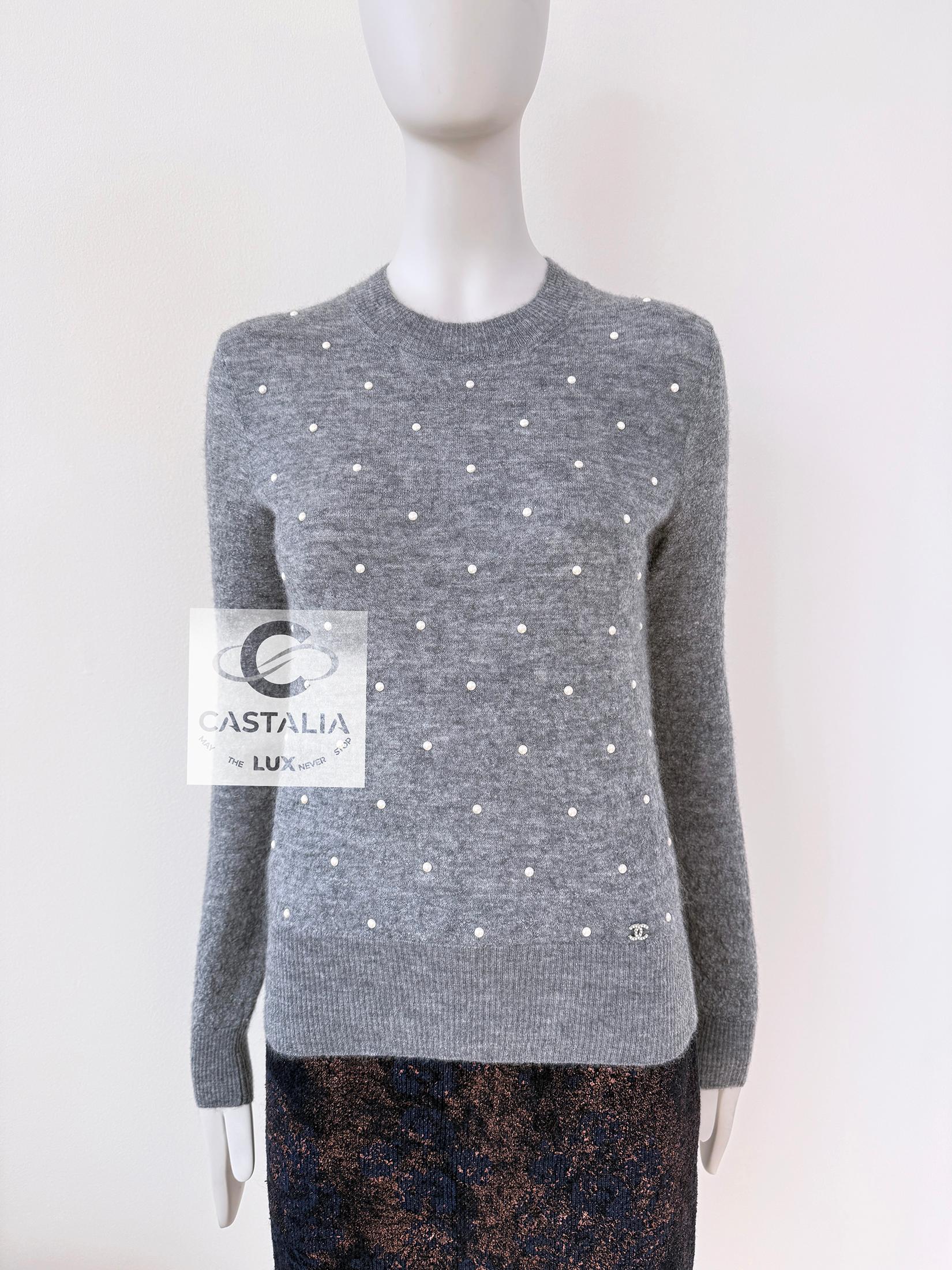 Chanel New Pearl Embellished Grey Jumper 34 FR In New Condition For Sale In Dubai, AE
