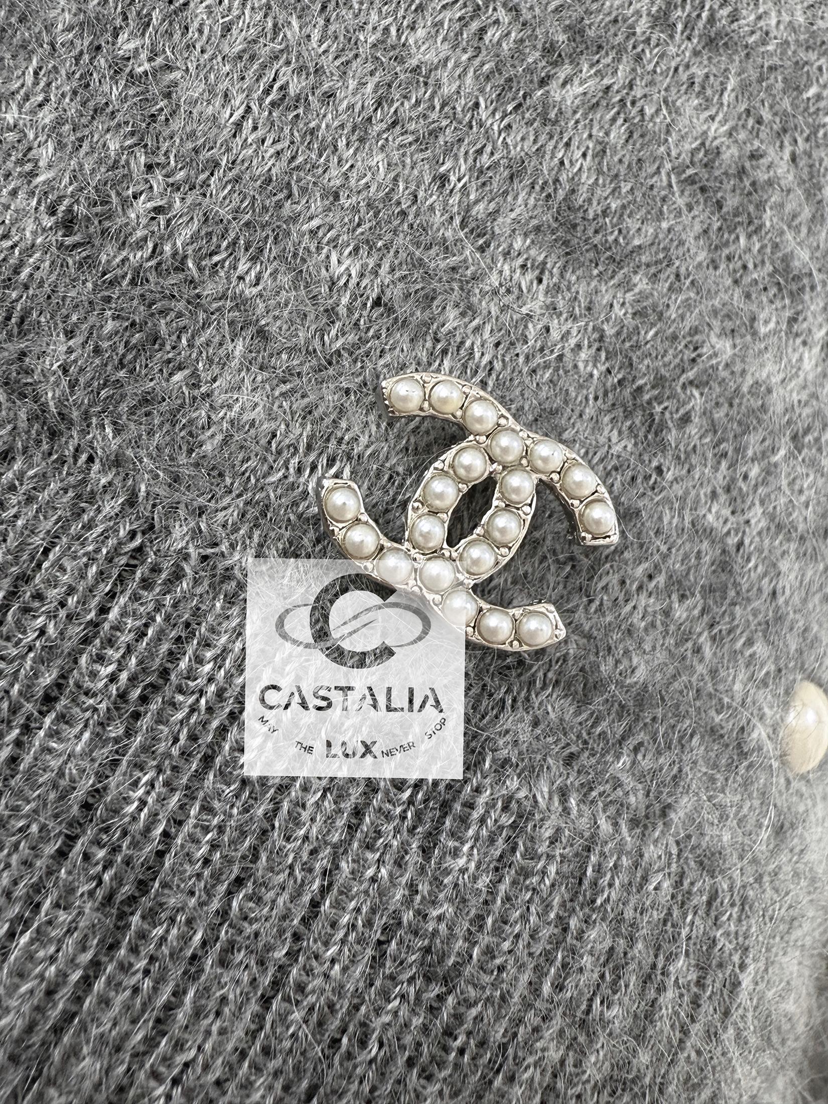 Chanel New Pearl Embellished Grey Jumper 34 FR For Sale 3