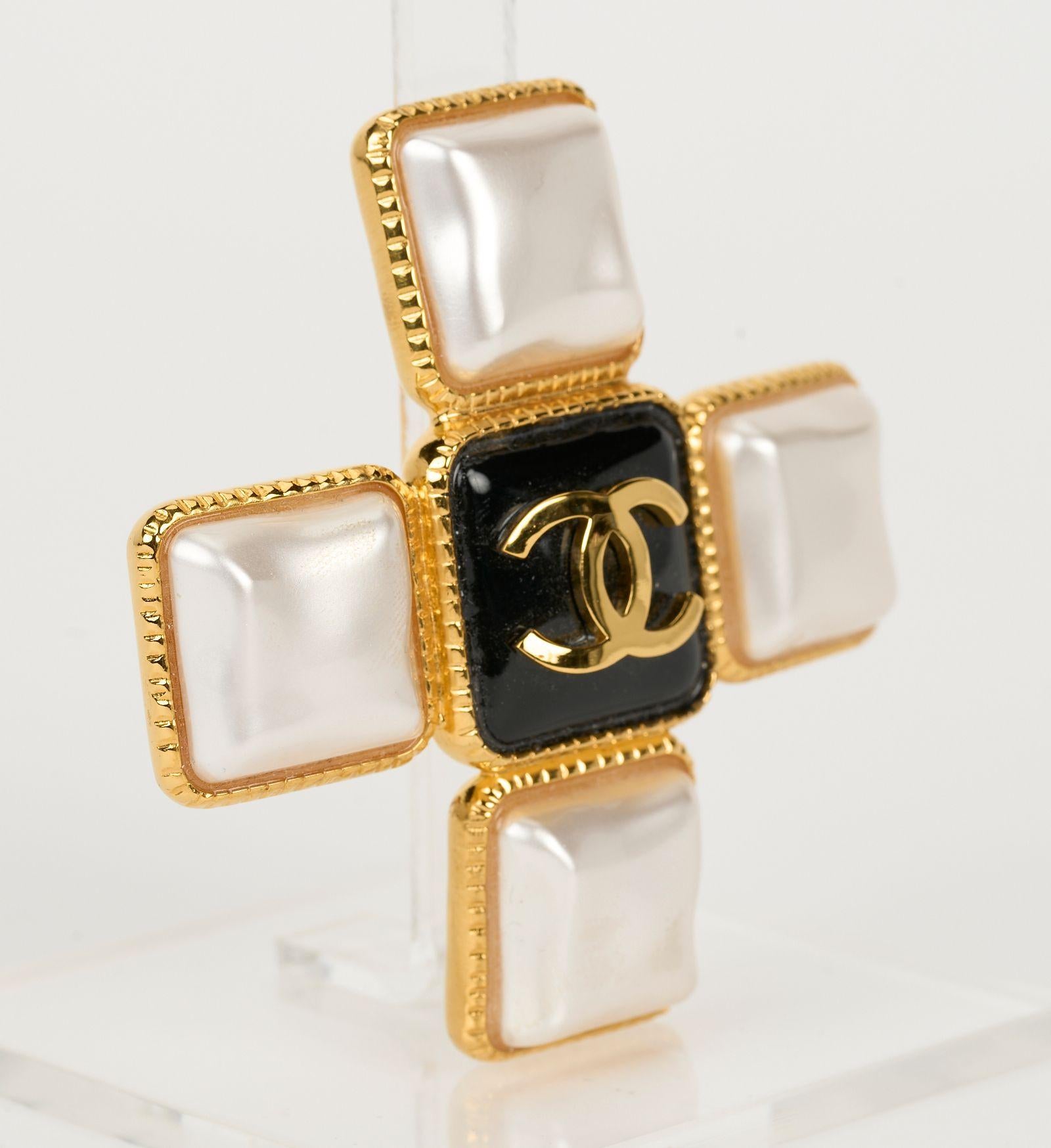 Spilla con croce maltese classica di Chanel, nuova di zecca e in scatola. Metallo placcato oro, gripoix nero e cabochon di gripoix perlato. Logo centrale in oro. Collection'S 2020. Viene fornito con il libretto originale.