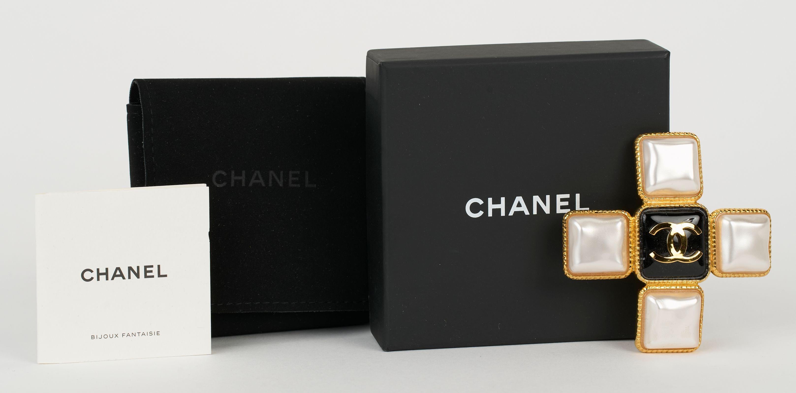 Chanel &New Pearl Gripoix Croce Pin In condizioni Nuovo in vendita a West Hollywood, CA