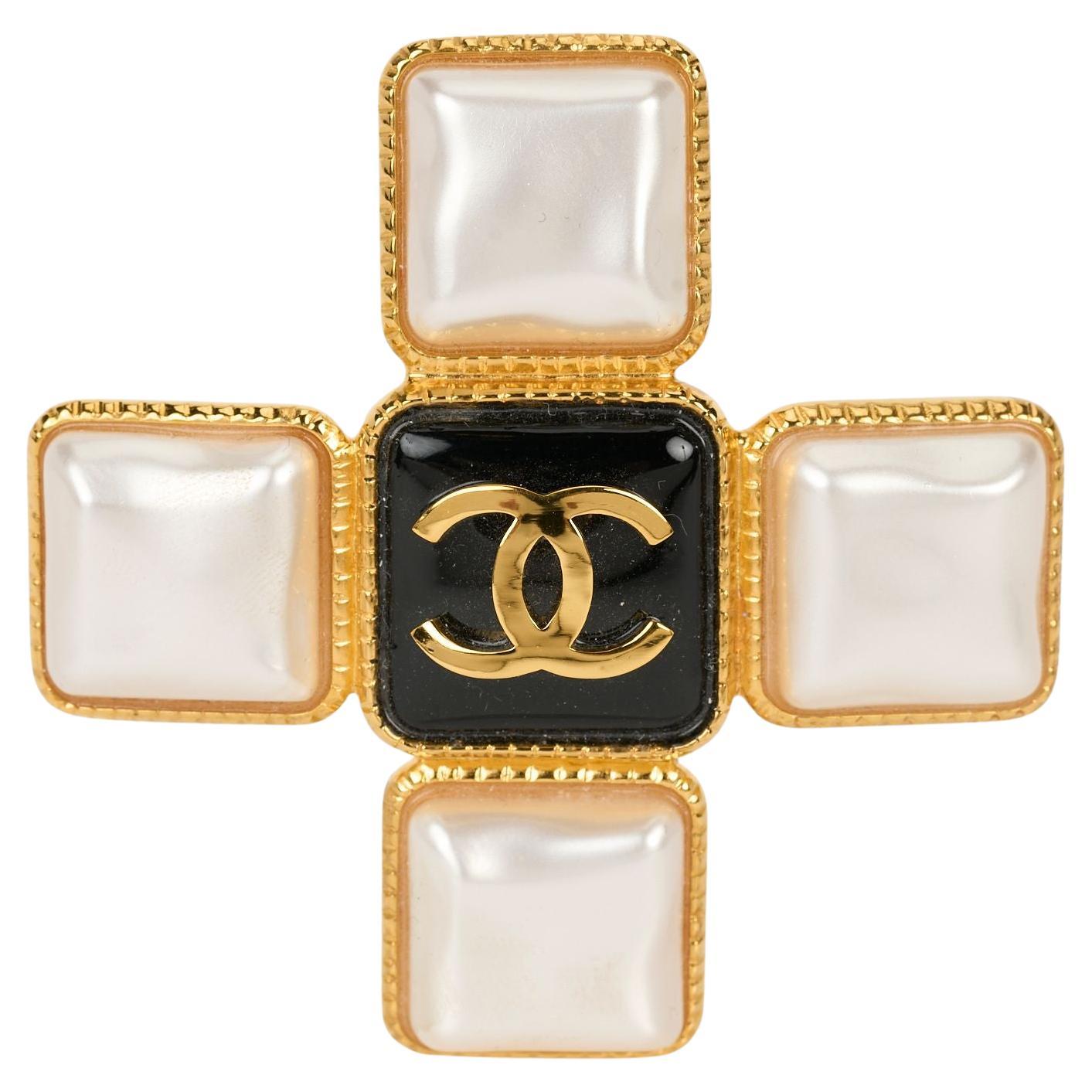 Chanel &New Pearl Gripoix Croce Pin in vendita