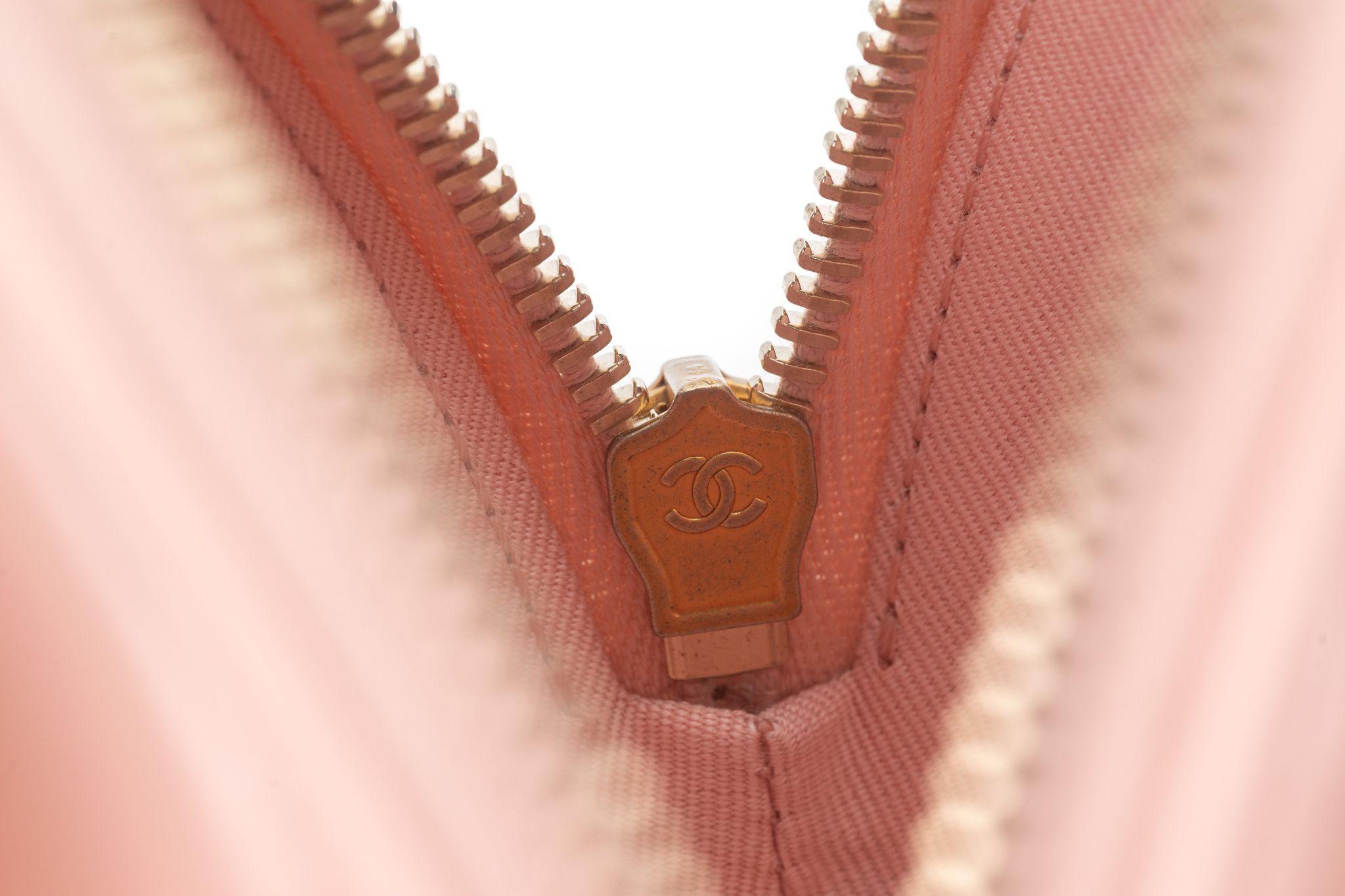Chanel New Rosa Kamelie Runde Tasche im Angebot 7