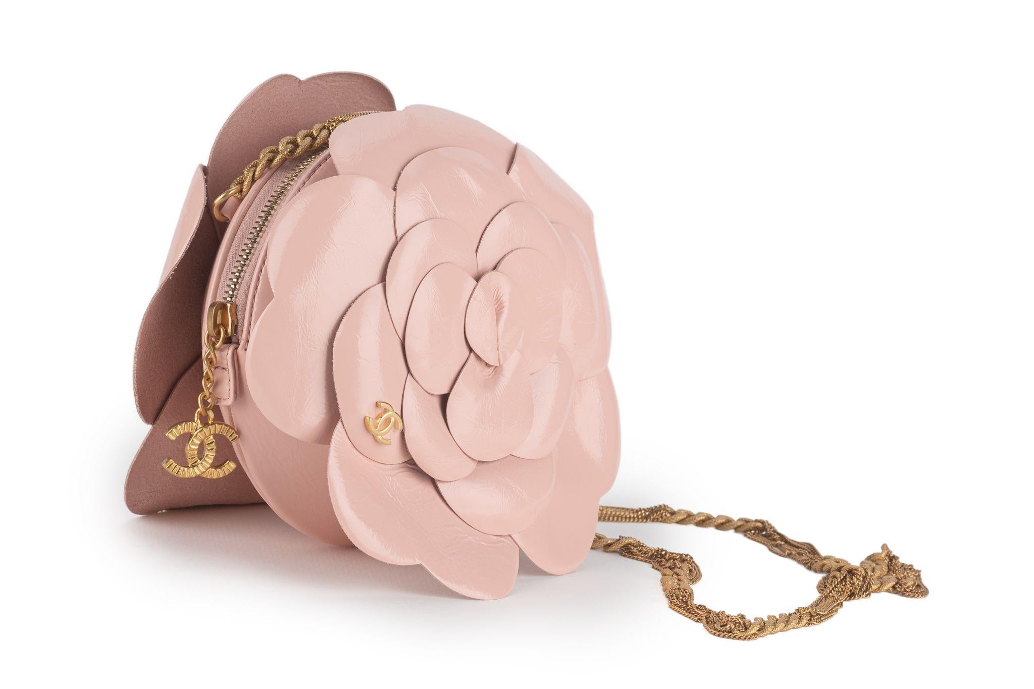 Die Chanel Camellia Evening Flower Crossbody Bag mit goldfarbenen Beschlägen ist das perfekte Accessoire für jeden besonderen Anlass. Mit Band, Karte, Booklet, Original-Schutzumschlag und Box. Fallhöhe 21