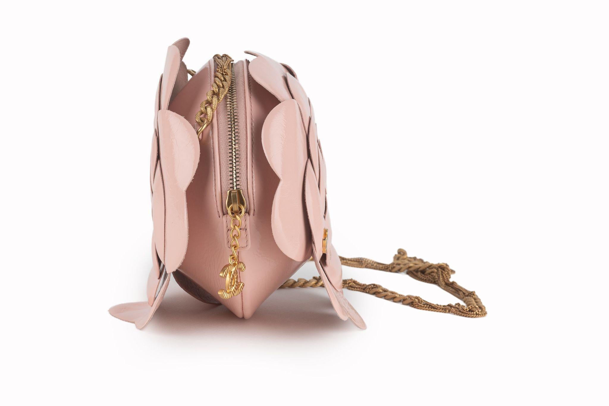 Chanel New Rosa Kamelie Runde Tasche (Beige) im Angebot