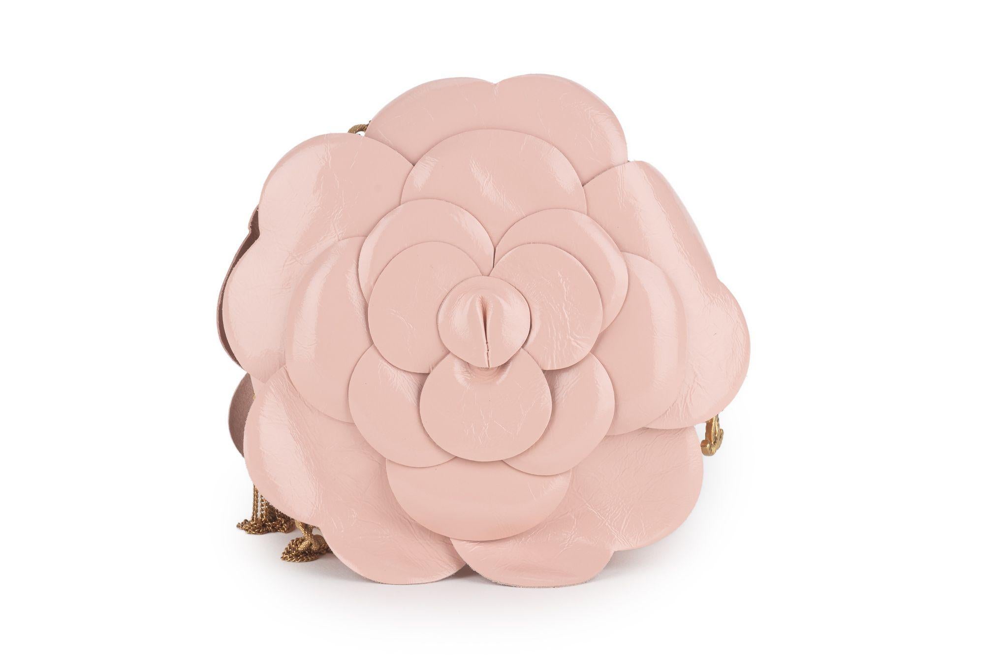 Chanel New Rosa Kamelie Runde Tasche im Zustand „Neu“ im Angebot in West Hollywood, CA