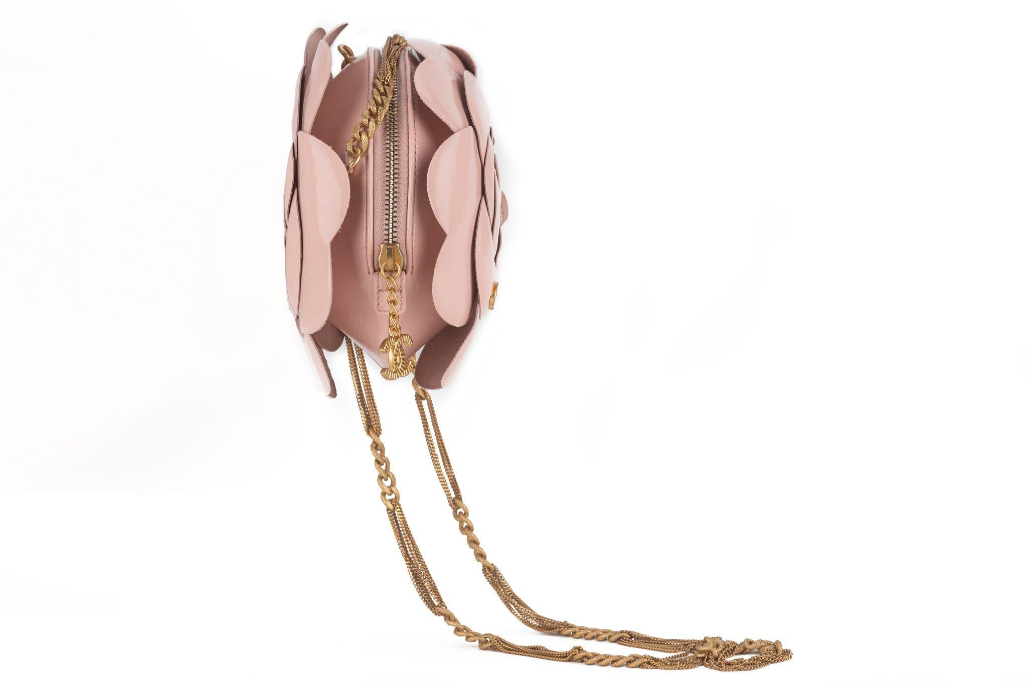 Chanel New Rosa Kamelie Runde Tasche im Angebot 1