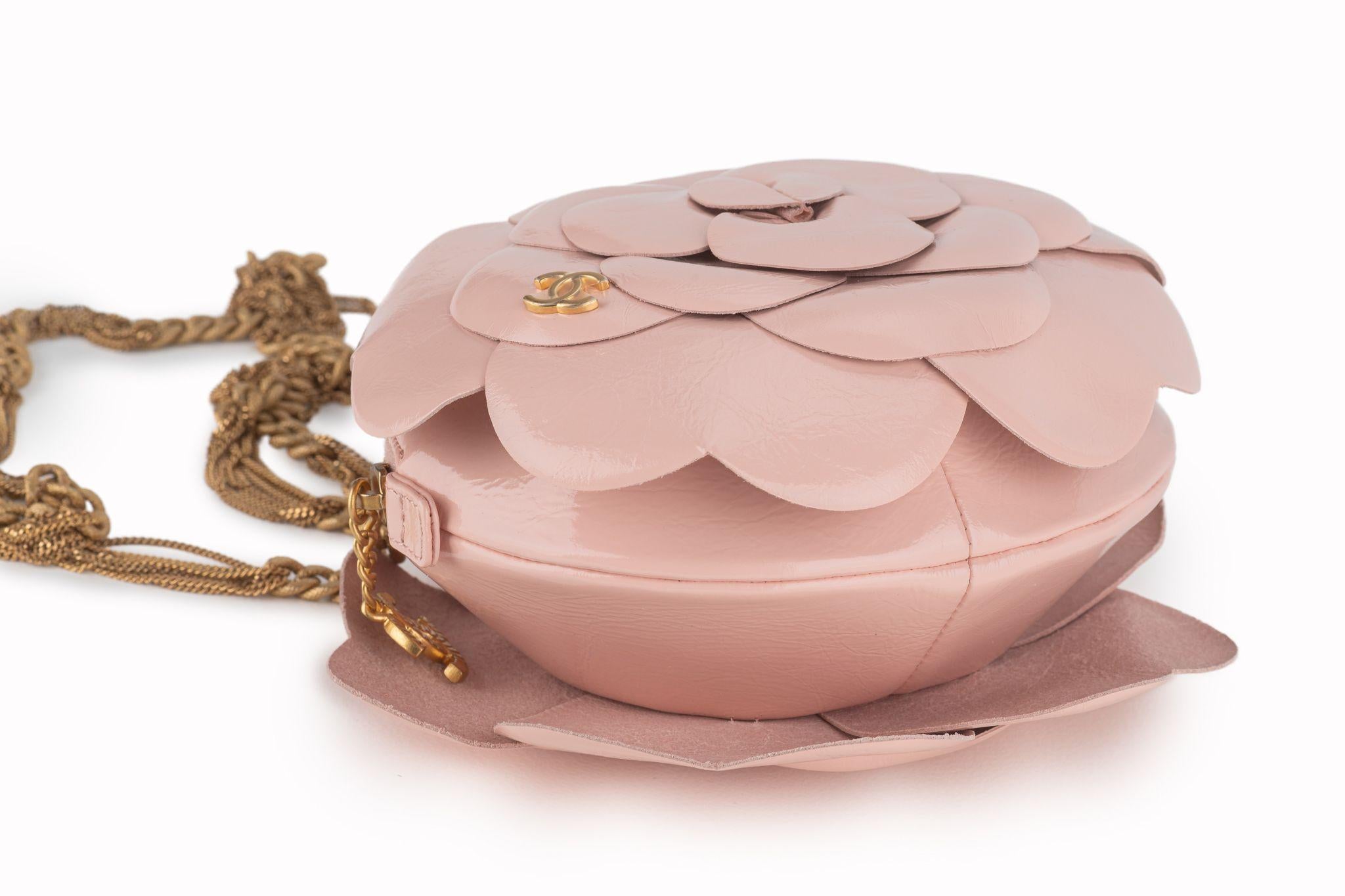 Chanel New Rosa Kamelie Runde Tasche im Angebot 2