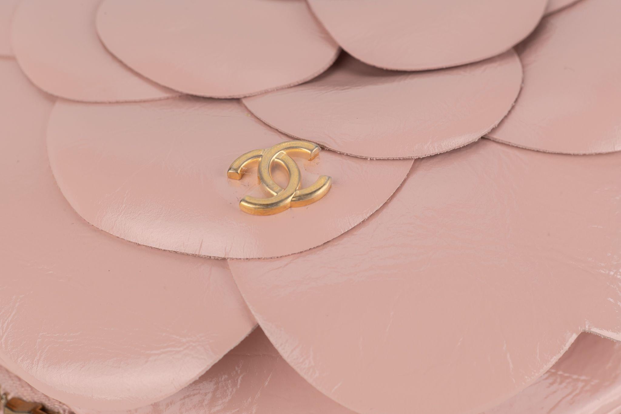 Chanel New Rosa Kamelie Runde Tasche im Angebot 4