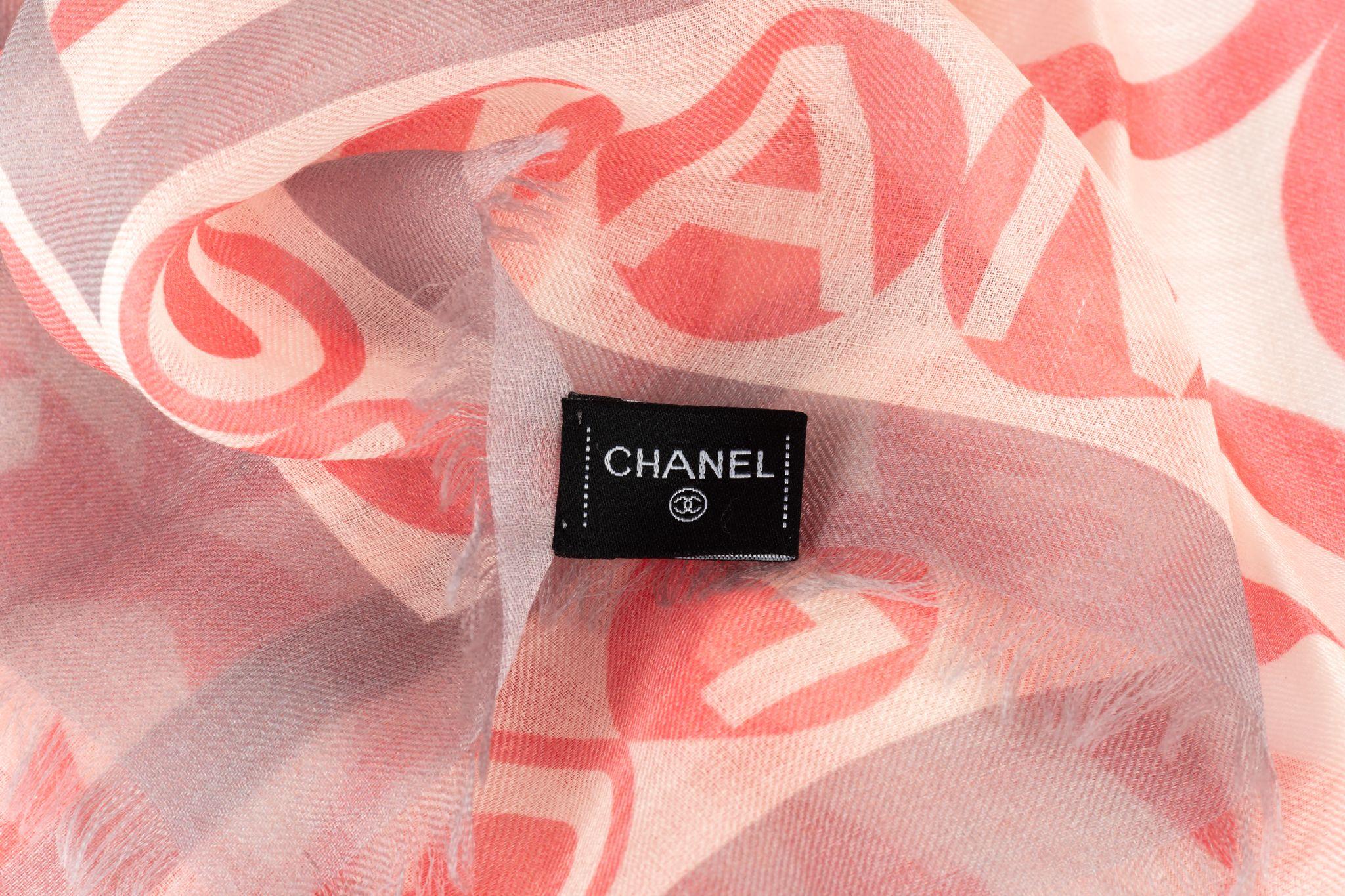Chanel neuer Kaschmirschal mit mehreren Schriftzügen. Kombination aus Rosa, Grau und Weiß. Pflegeetikett angebracht.
