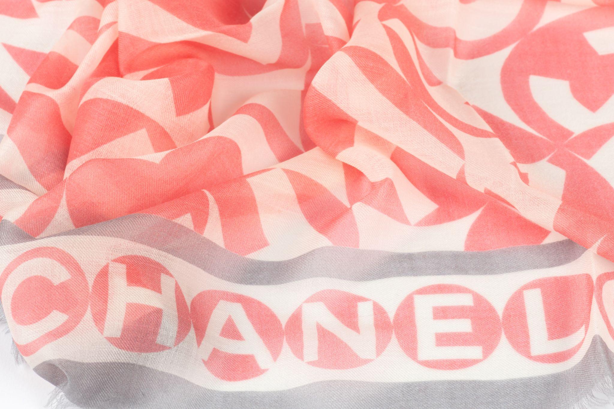 Chanel Neuer rosa-grauer Kaschmirschal (Grau) im Angebot