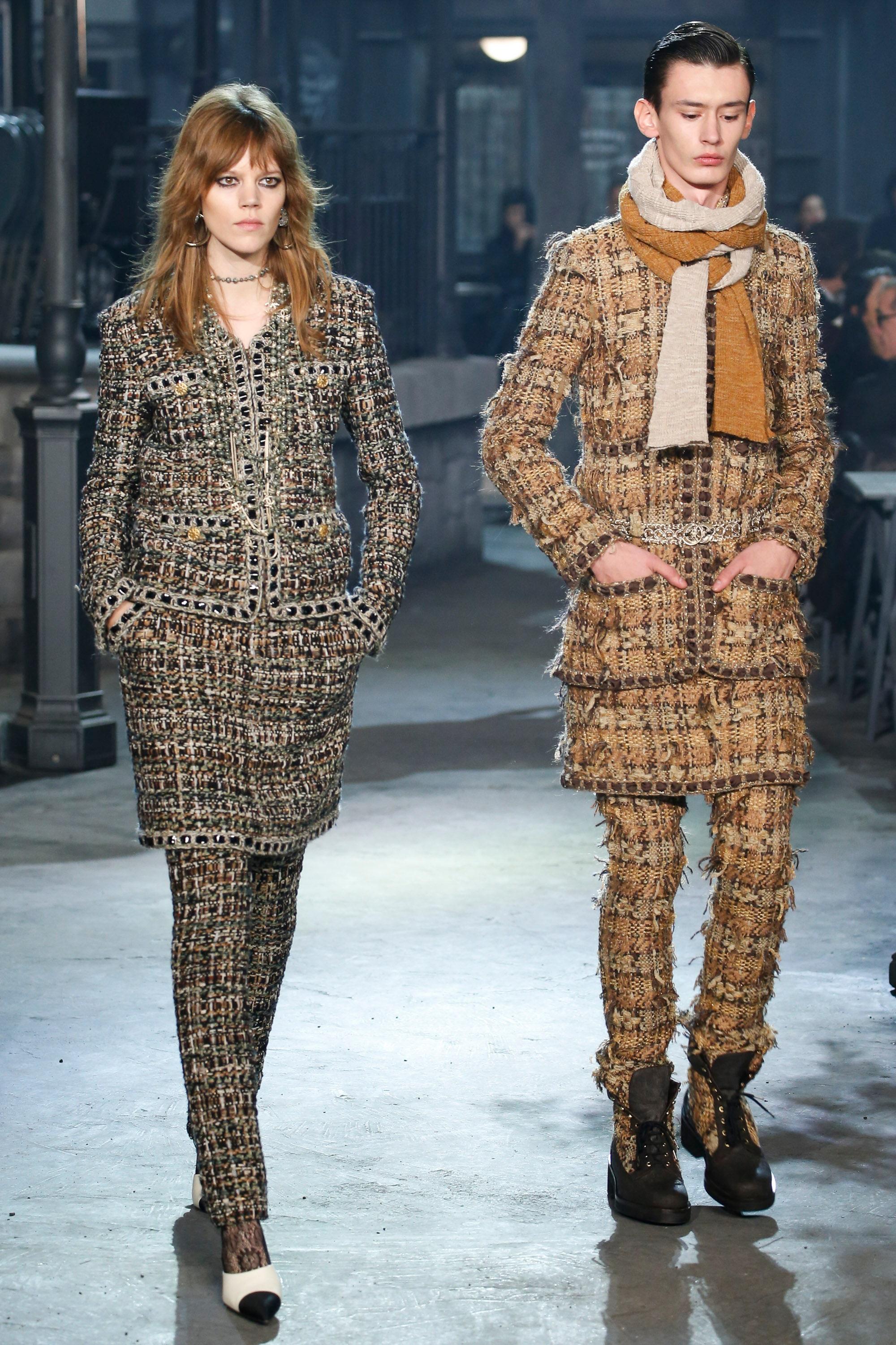 Chanel New Rare Paris / Rome Runway Beige Tweed Jacket 34 FR In New Condition For Sale In Dubai, AE
