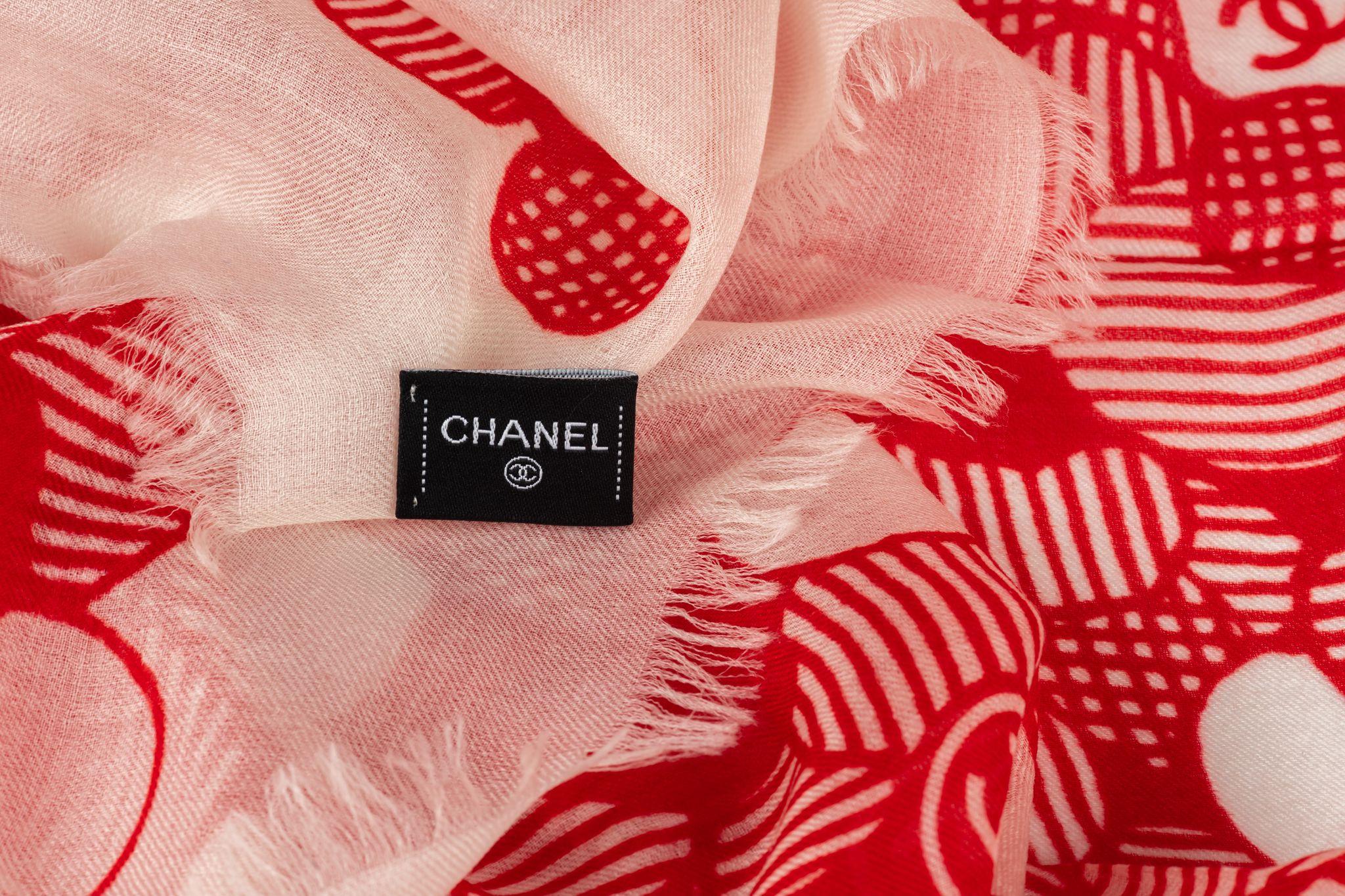 Chanel Neuer rot-weißer Kamelien-Schal (Pink) im Angebot