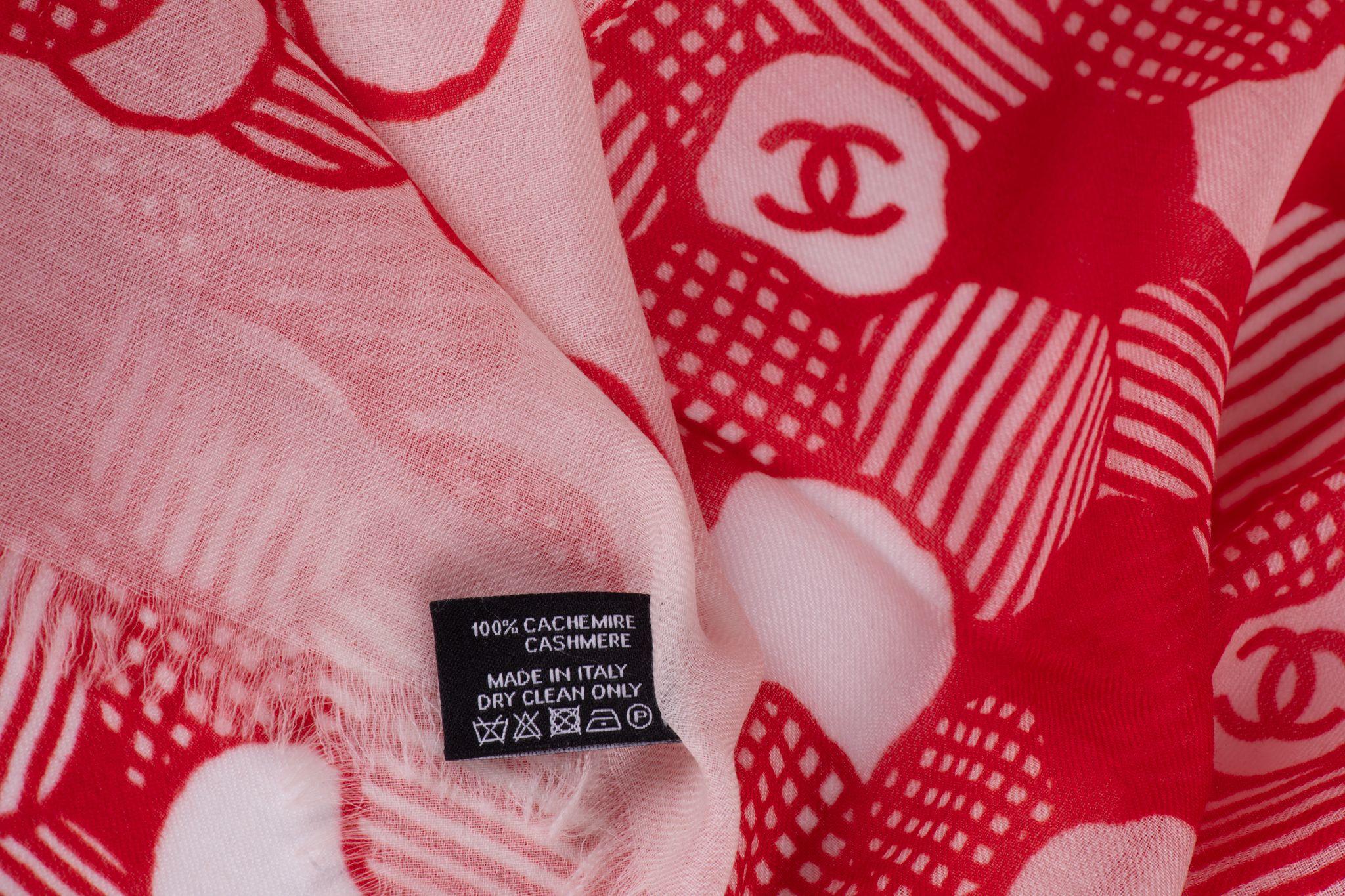 Chanel Neuer rot-weißer Kamelien-Schal im Zustand „Neu“ im Angebot in West Hollywood, CA