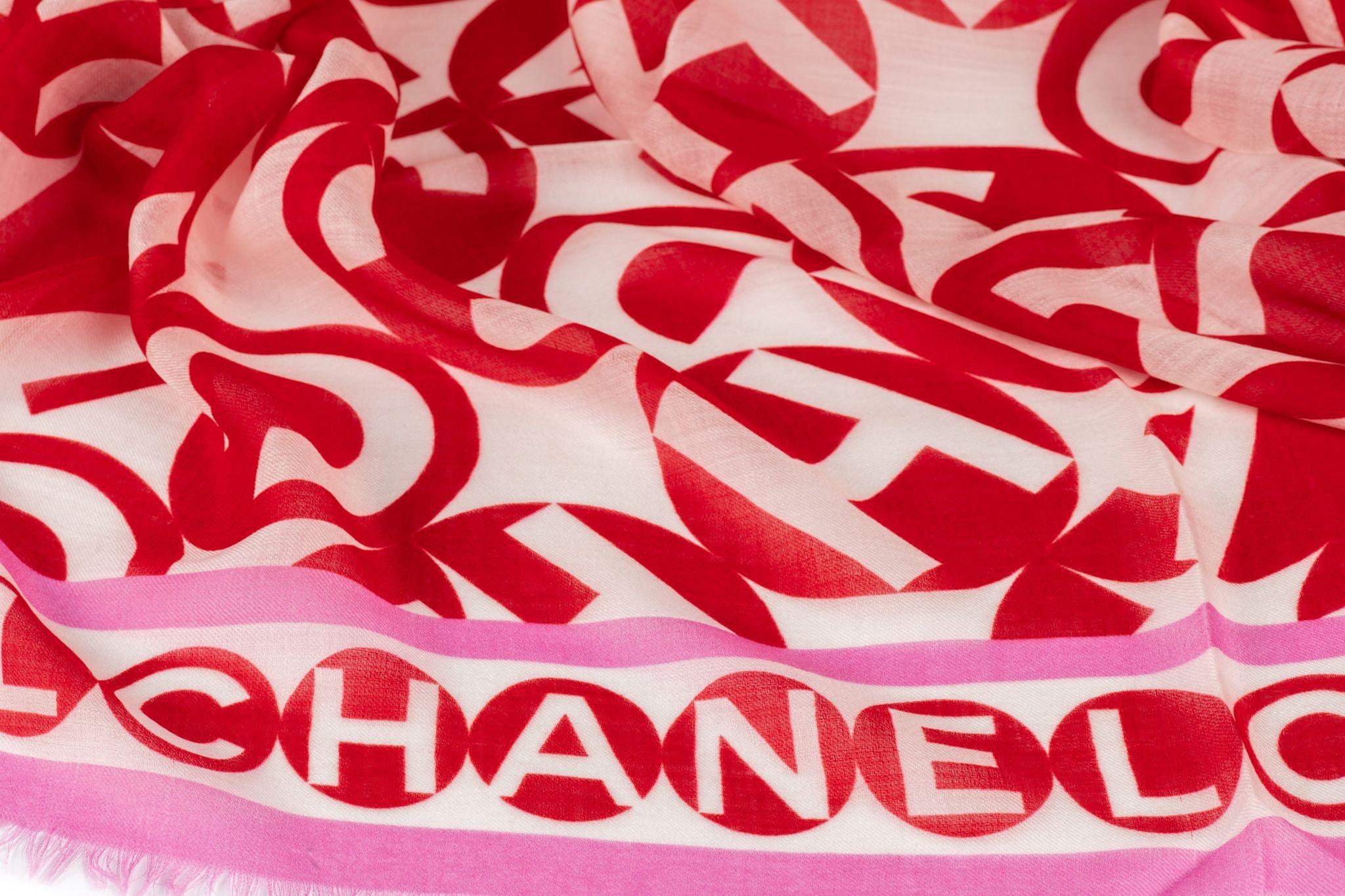 Rose Chanel Nouveau Châle rouge blanc en cachemire en vente