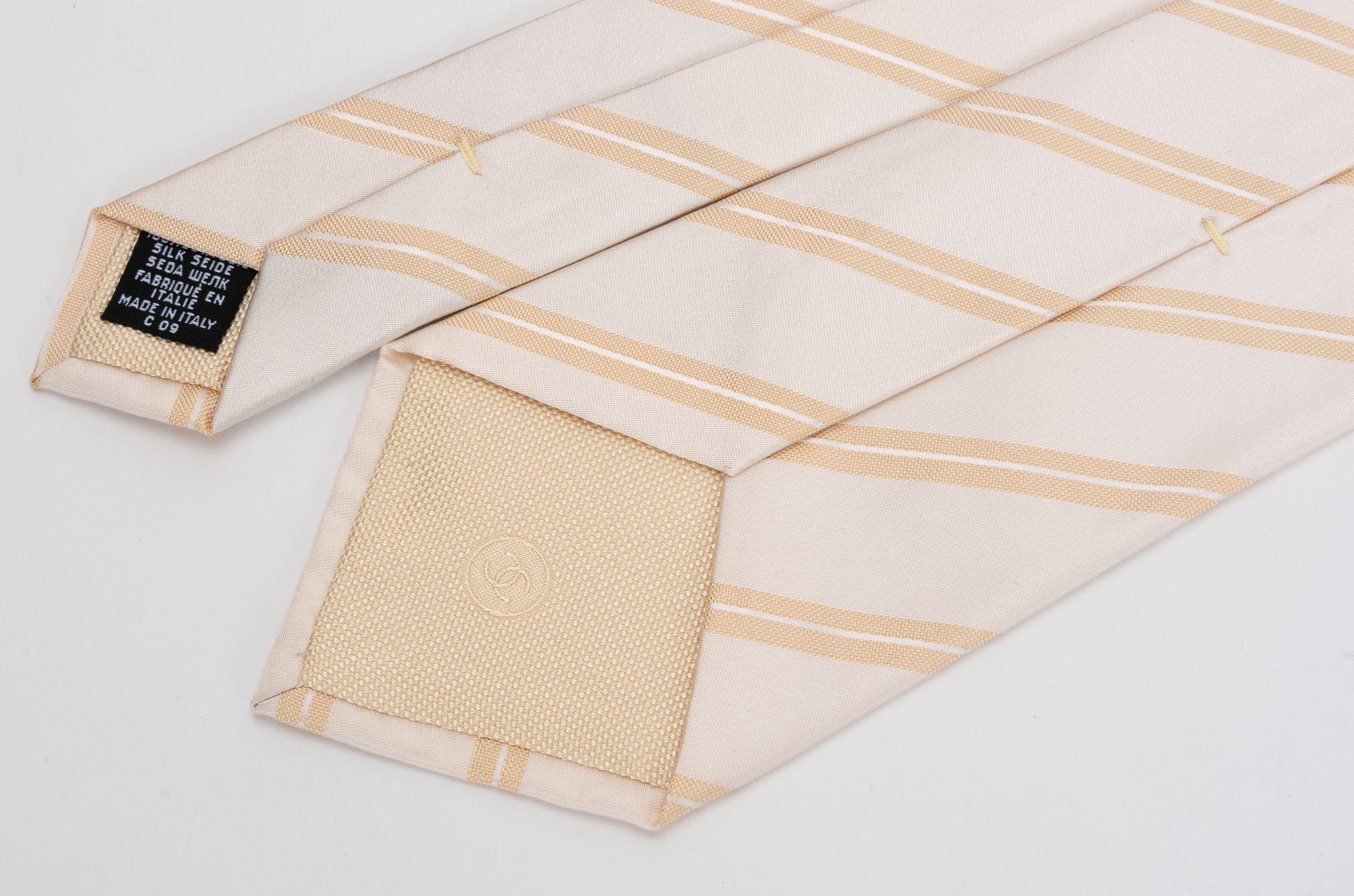 Chanel New Regimental Cream Silk Tie (cravate en soie) Pour hommes en vente