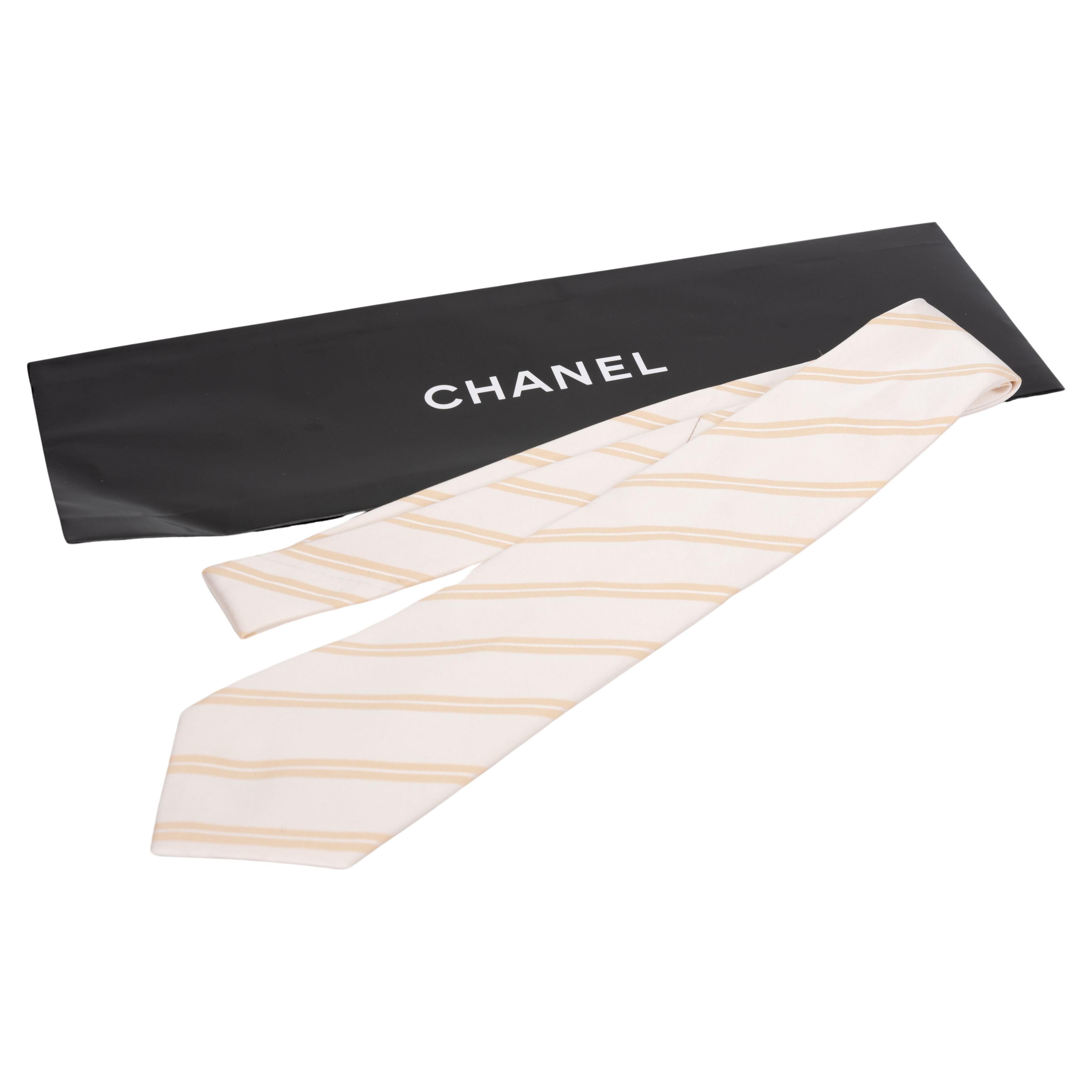 Chanel New Regimental Cream Silk Tie (cravate en soie) en vente