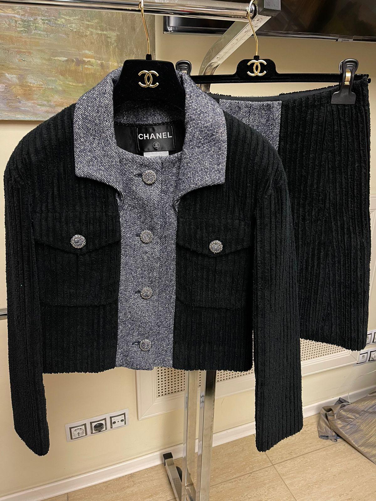 New Chanel suit in black velvet and grey tweed. On-trend giant rib texture.
Chic and sophisticated style!
- CC logo buttons
- black silk lining
Size mark 36 FR.