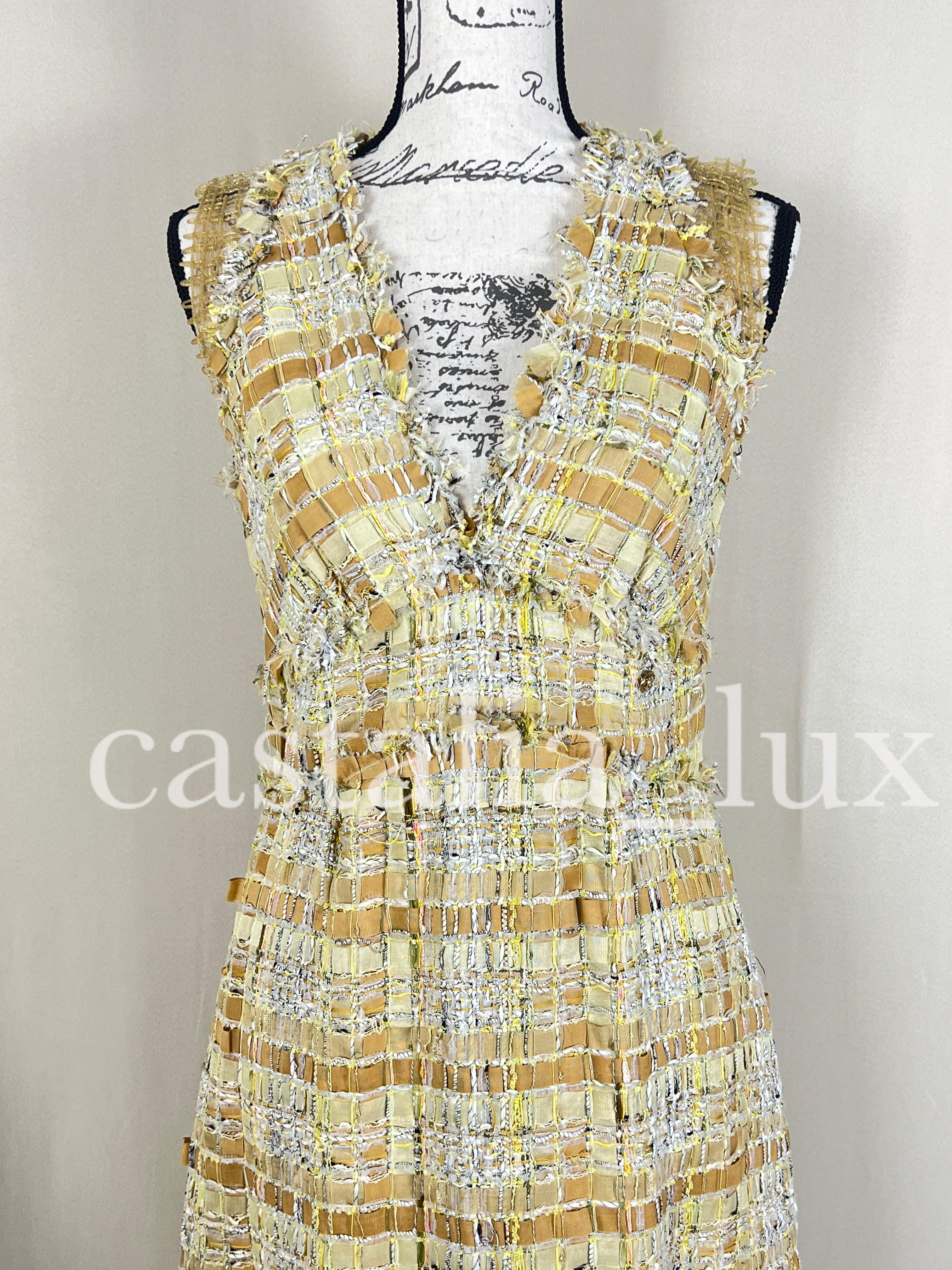 New stunning Chanel dress made of most precious Ribbon tweed -- current price of Chanel boutique for dresses in this kind of tweed starts from 10,000€
Size mark 38 FR. Never worn.
- CC logo charm at waist
- magnificent beige tones
- woven detailing