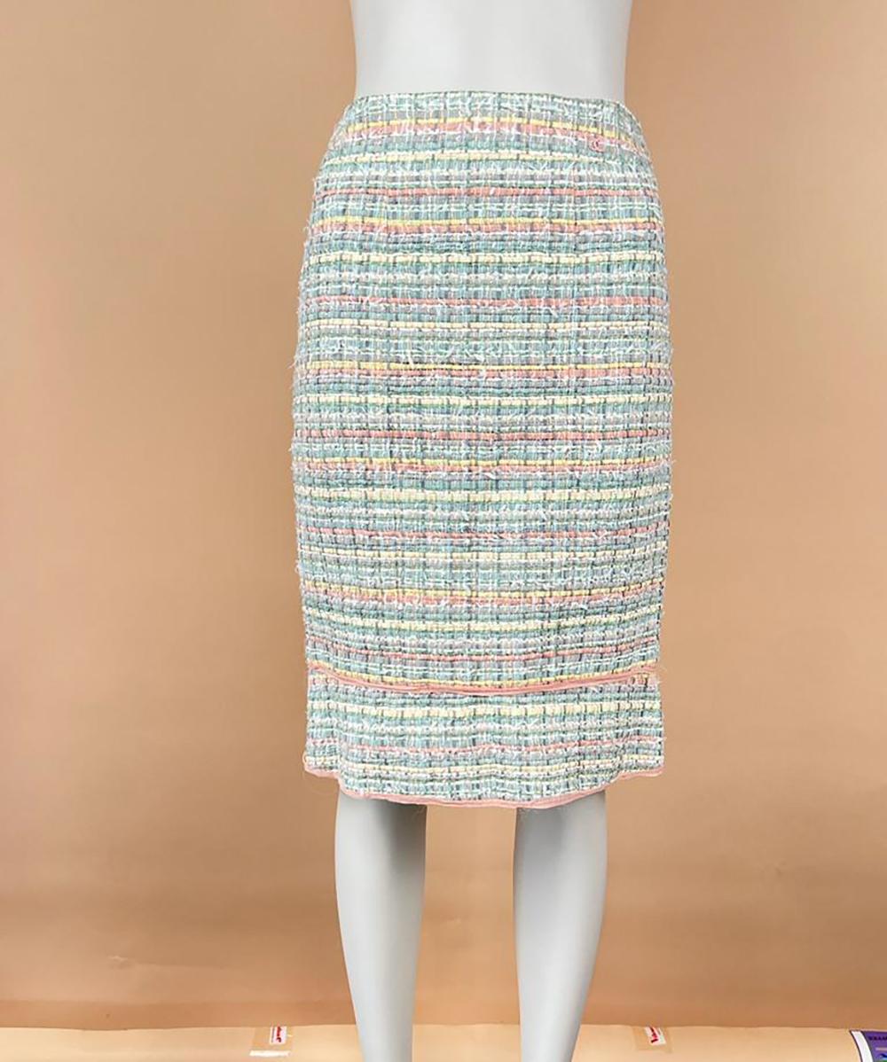 Nouveau fabuleux Chanel bubblegum ribbon tweed skirt. Le prix de détail était de plus de 6 000 $.
Taille 36 fr. JAMAIS UTILISÉ.
- Breloque du logo CC à la taille
- doublure en soie