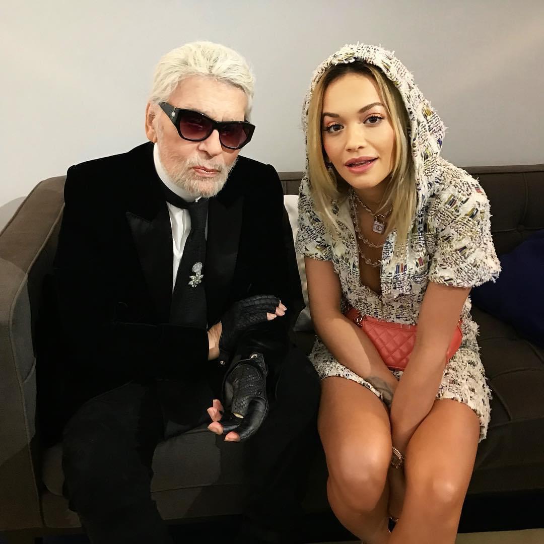 Recognisable Chanel lesage tweed jacket from Paris / GREECE Cruise 2018 Collection : as seen on Rita ORA!

Size mark 36 FR. Condition: never worn, comes with extra cloth swatch.
- sublime, precious Lesage tweed in ecru and multicolour
- CC logo