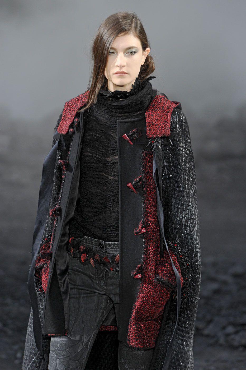 Fabulous Chanel black & burgundy tweed parka coat with CC logo closures ~ as seen on Princess of Monaco Caroline!
- signature braided metallic trim
- black silk lining
- noble burgundy shade of tweed
Size mark 42 FR / Condition: never worn