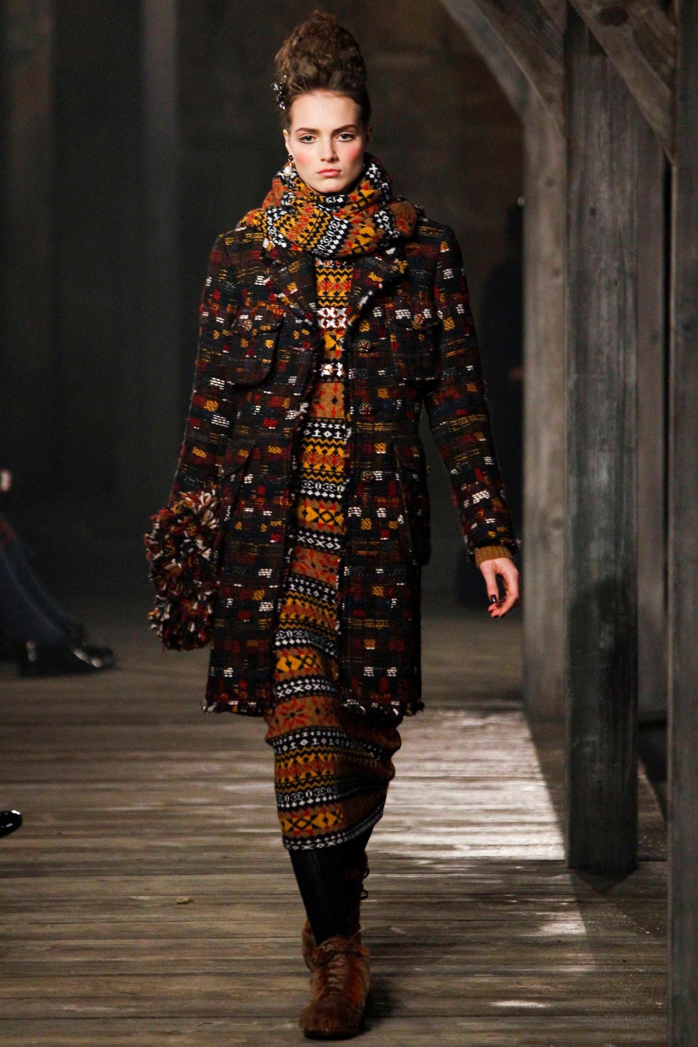Nouvel ensemble Chanel 100% cachemire (robe et écharpe de 2,7 mètres) avec motif CC Logo - from Runway of Paris / EDINBURGH Collection, 2013 Metiers d'Art, 13A
Le prix en boutique pour une seule écharpe était de plus de 2 800 $ ( !).
- en pur