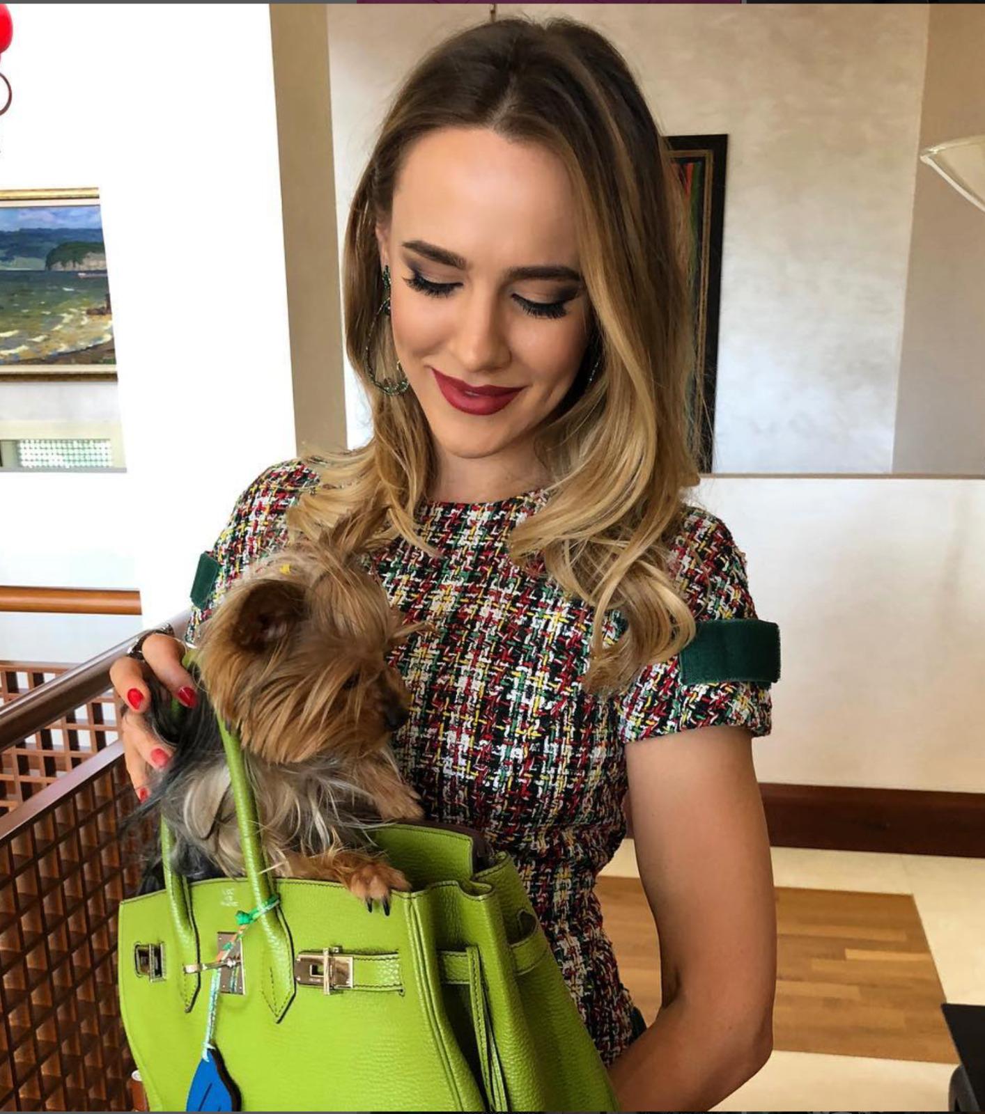 Stunning Chanel lesage tweed dress from Runway of 2017 Spring Collection.
Retail price over 6,500$. Size mark 42 FR.
- CC logo charm at waist
- CC zipper fastening
- full silk lining with camellias