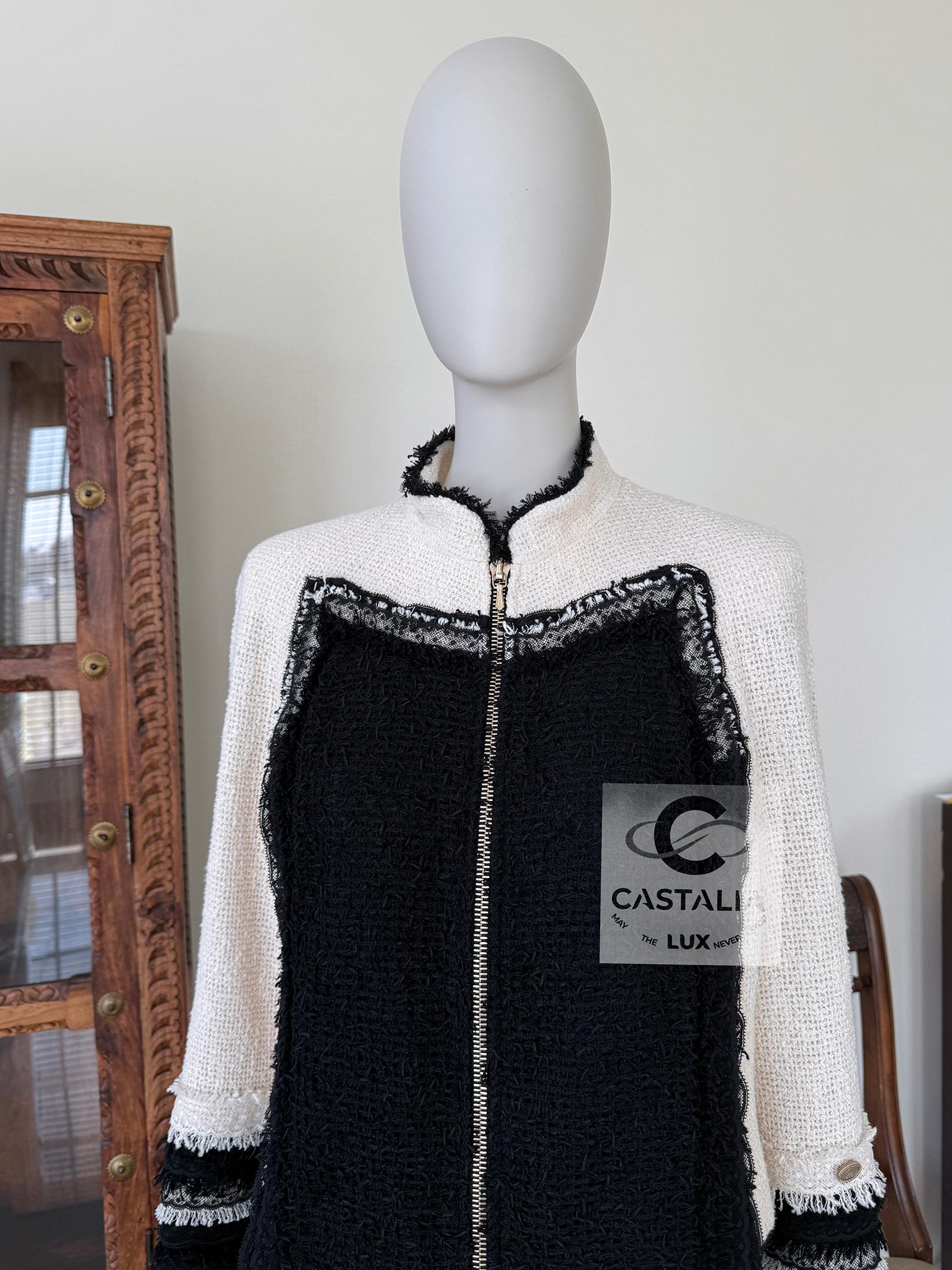 Chanel New Runway Lesage Tweed Jacket with Lace Accents 38 FR In New Condition For Sale In Dubai, AE