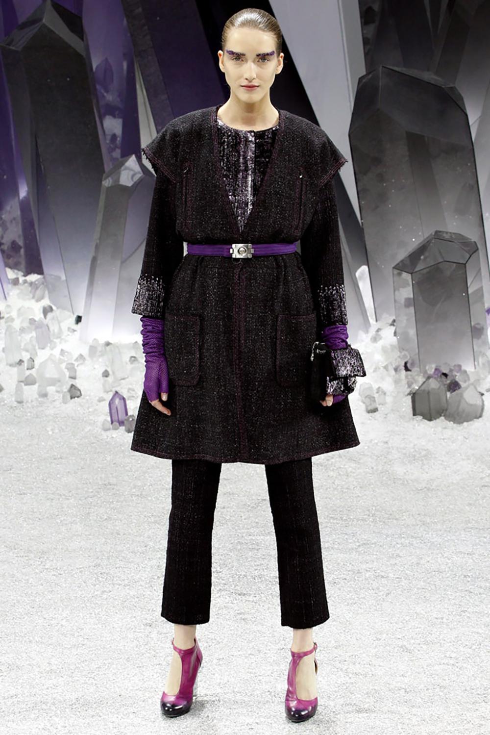 New Chanel dark purple / black tweed trousers from 'CRYSTALS' Collection by Karl Lagerfeld, 2012 Fall
Size mark 36 FR. 
Condition: never worn, pouch attached
- CC logo Gripoix button at center front
- beautiful, complicated texture of the tweed
-