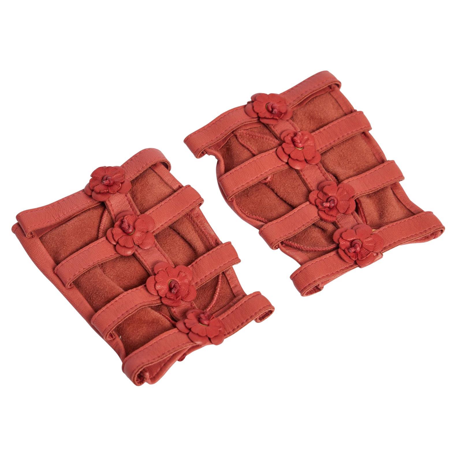 Chanel Neu Rostfarbene Kamelienhandschuhe aus Lammfell im Angebot