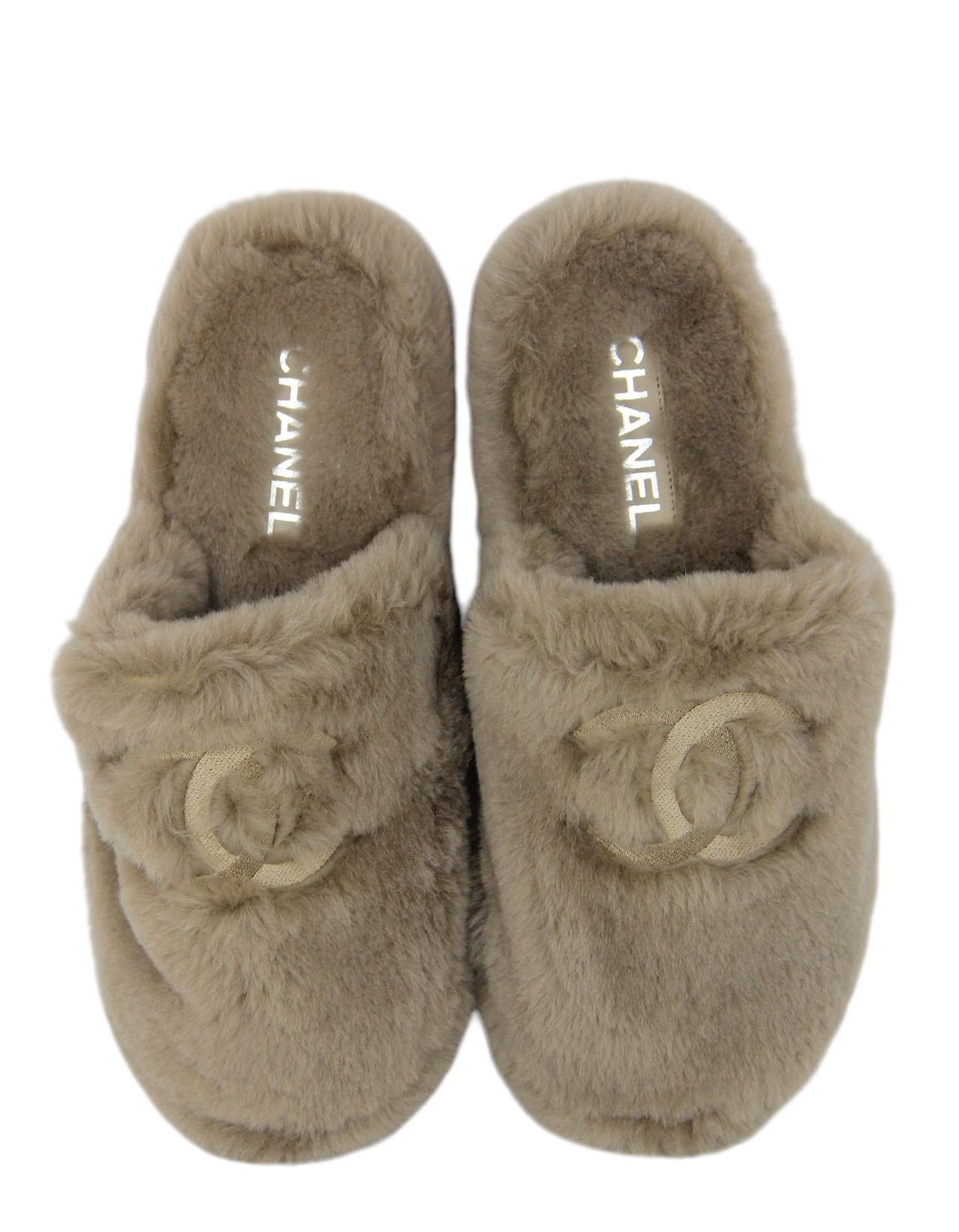Chanel NEW Shearling Logo Flat Mule Slippers w/ Case sz 39

Made In: Italy
Color: Taupe
Materials: Shearling
Closure/Opening: Slip-on
Overall Condition: New

Marked Size: 39