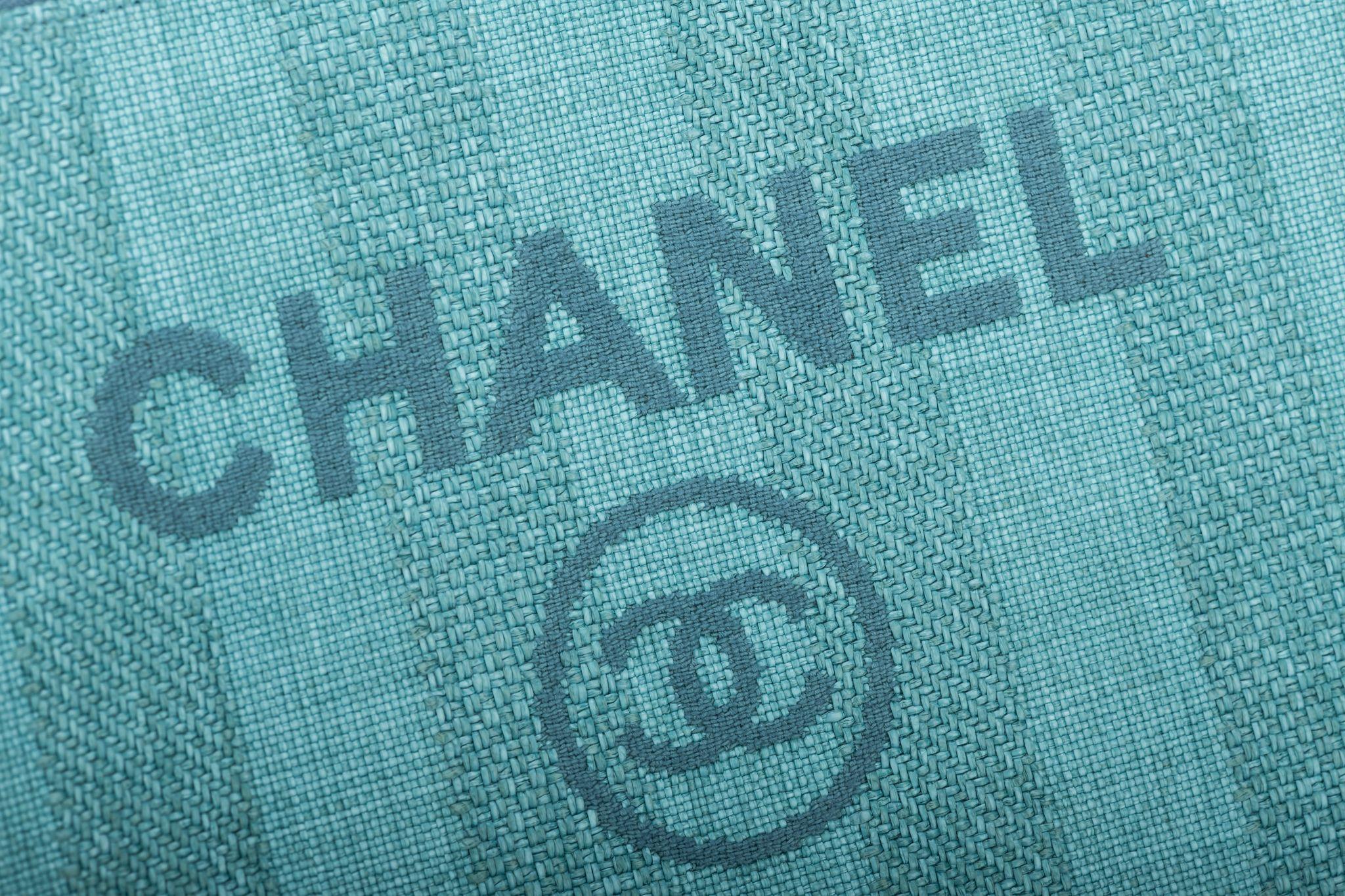 Pochette Deauville rayée bleu turquoise Chanel, Neuve en vente 4
