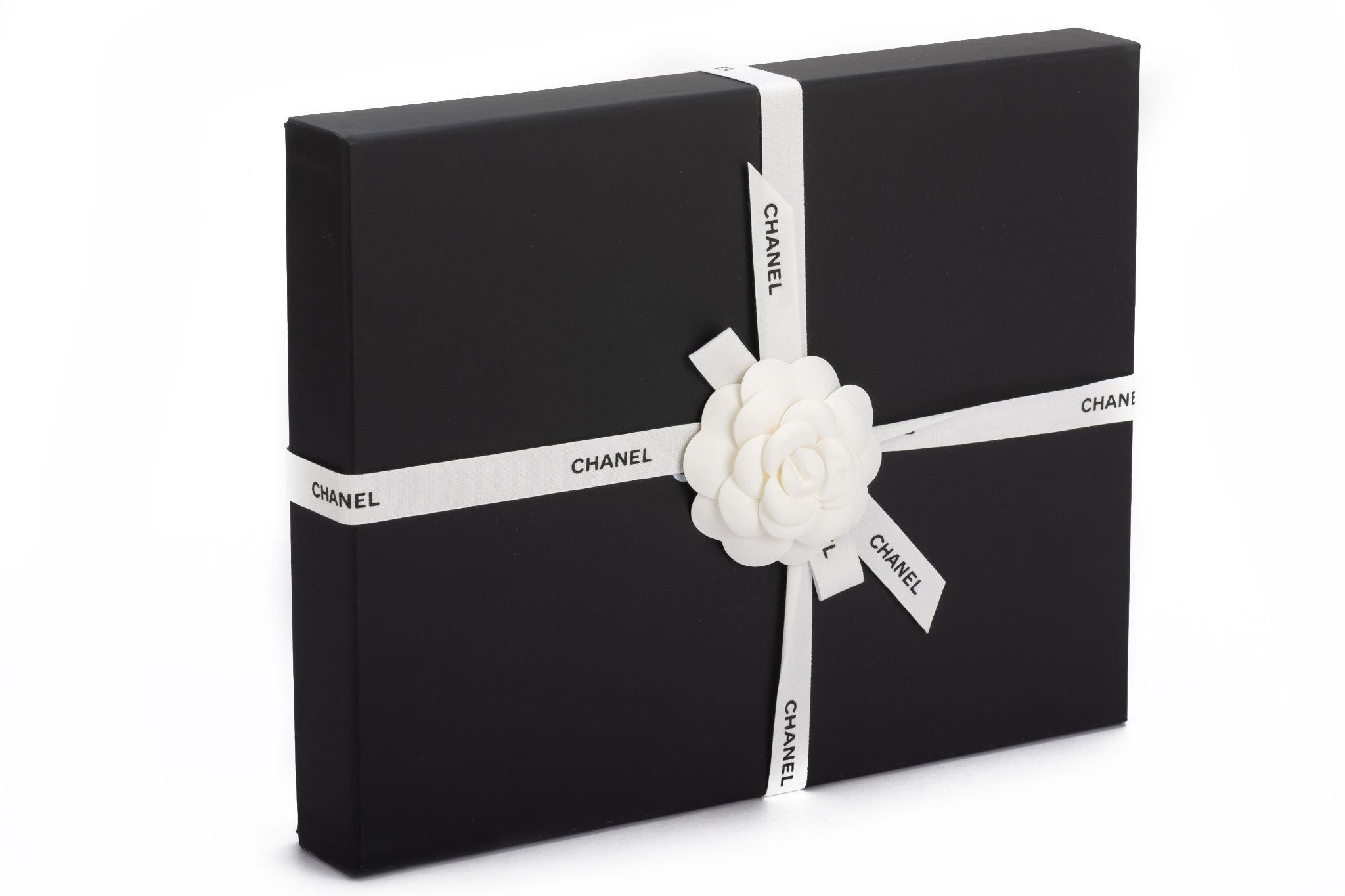 Chanel Neue gestreifte Deauville Aqua Clutch von Chanel im Angebot 7