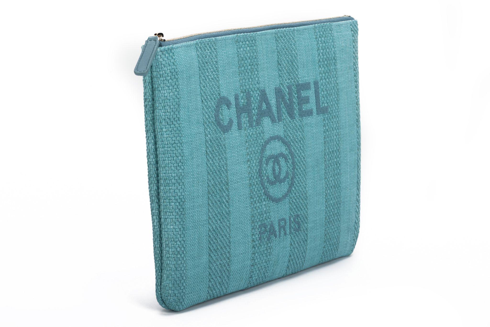 Nouvelle pochette Deauville de Chanel en tissu rayé aqua. Collection 29. Livré avec hologramme, carte d'identité, housse de protection et boîte.
