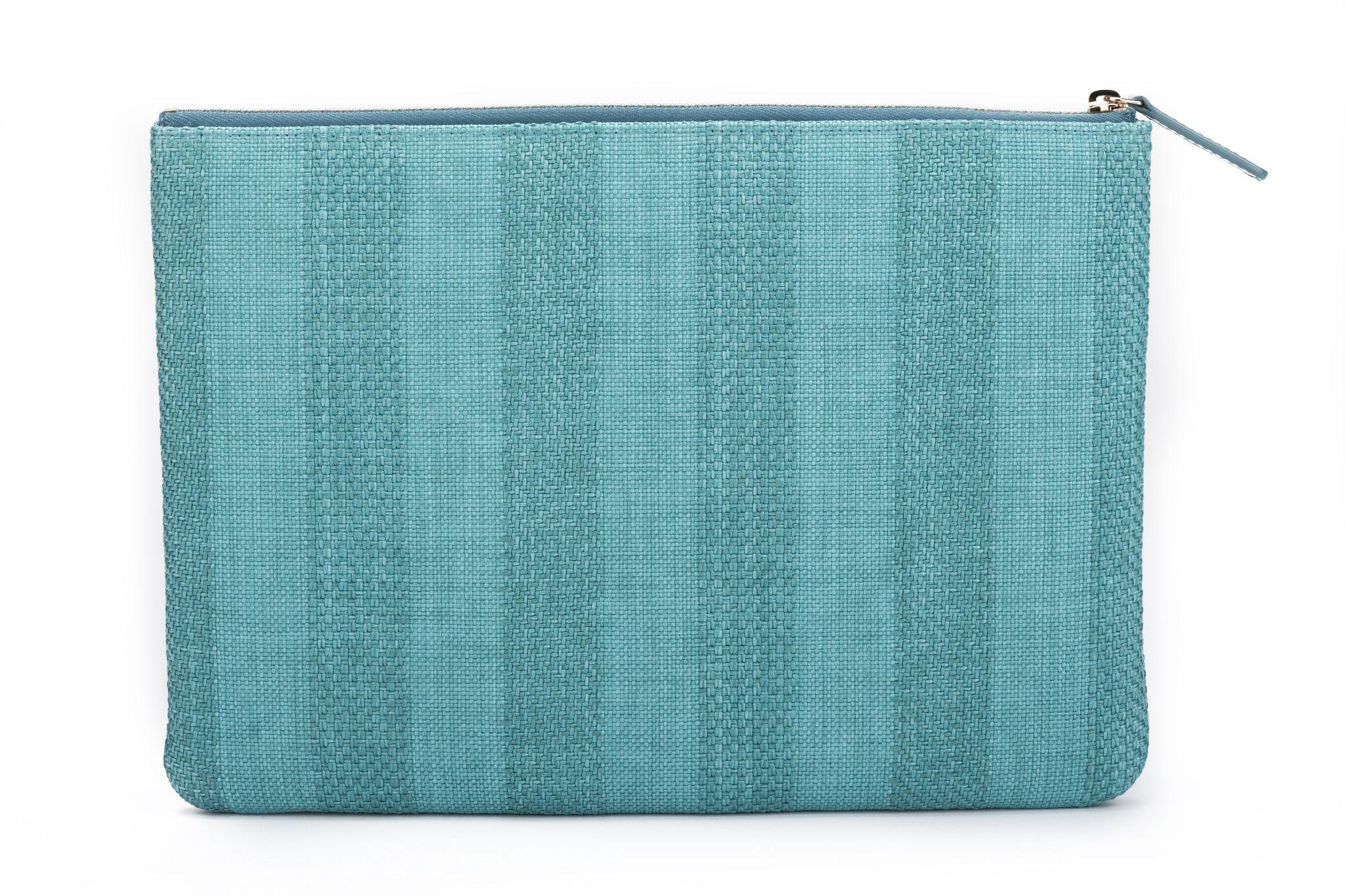 Chanel Neue gestreifte Deauville Aqua Clutch von Chanel im Zustand „Neu“ im Angebot in West Hollywood, CA